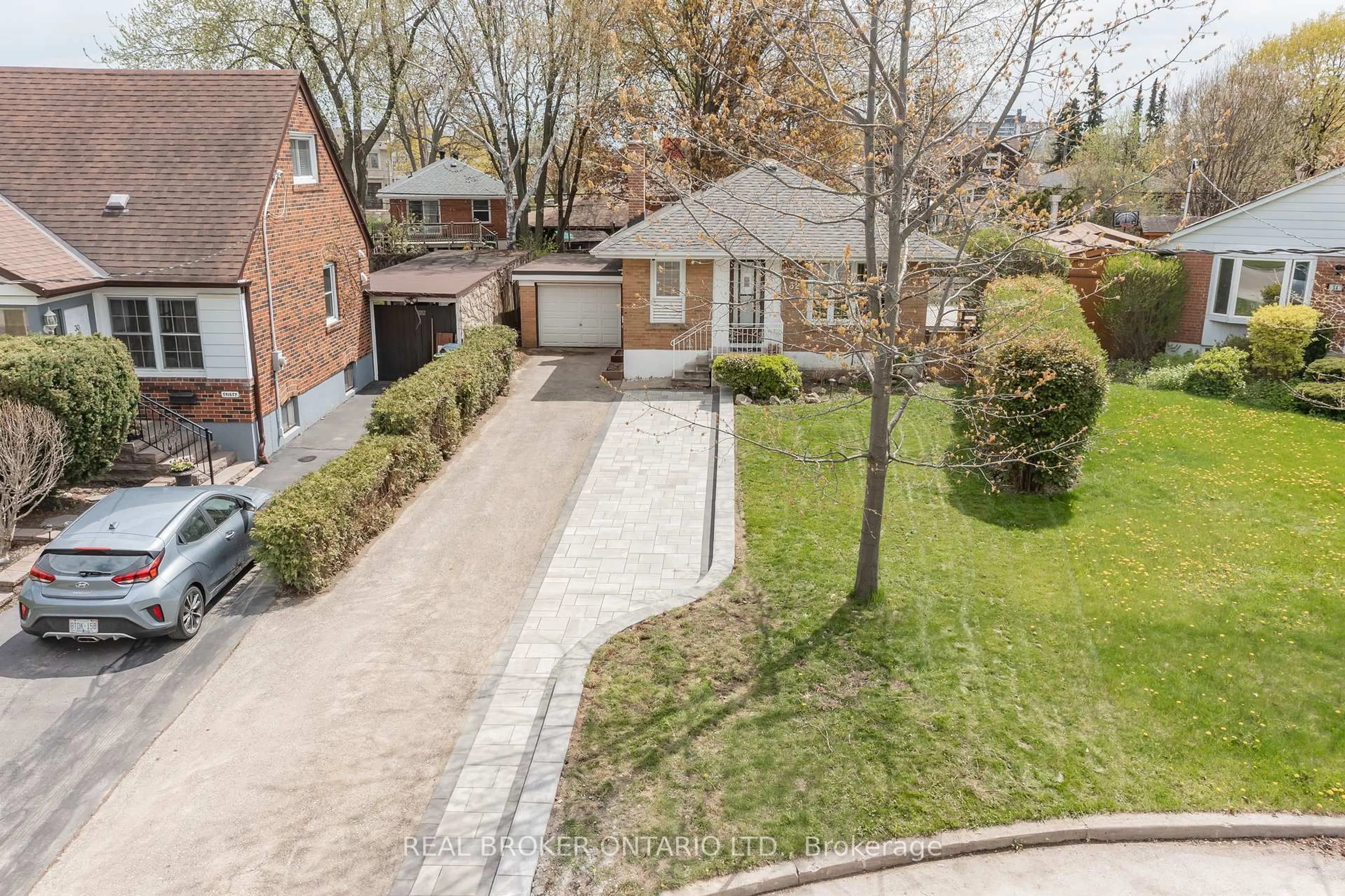 A pic from outside/outdoor area/front of a property/back of a property/a pic from drone, street for 32 Christina Cres, Toronto Ontario M1R 4H6