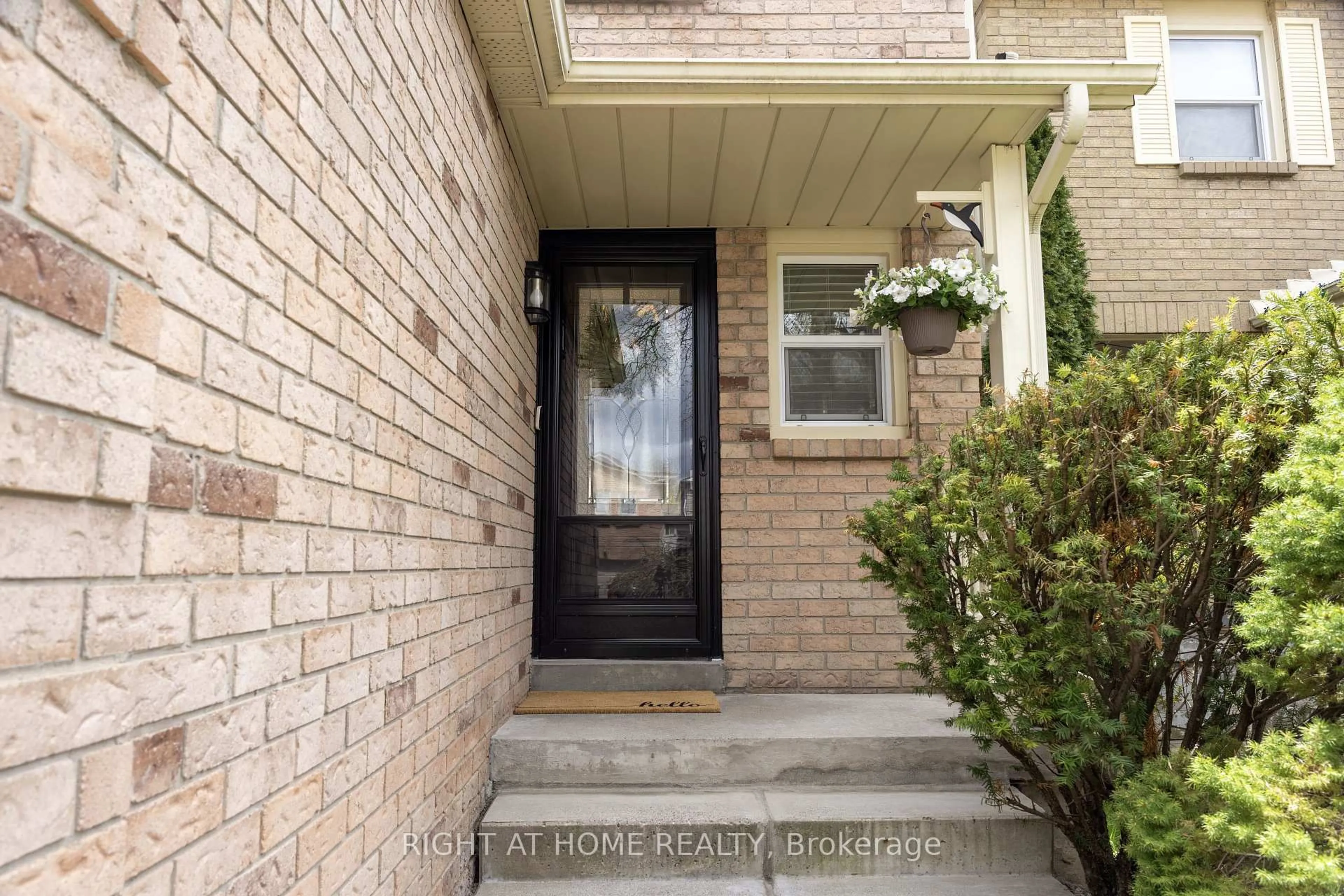Indoor entryway for 7 Drew Crt, Whitby Ontario L1N 8X6