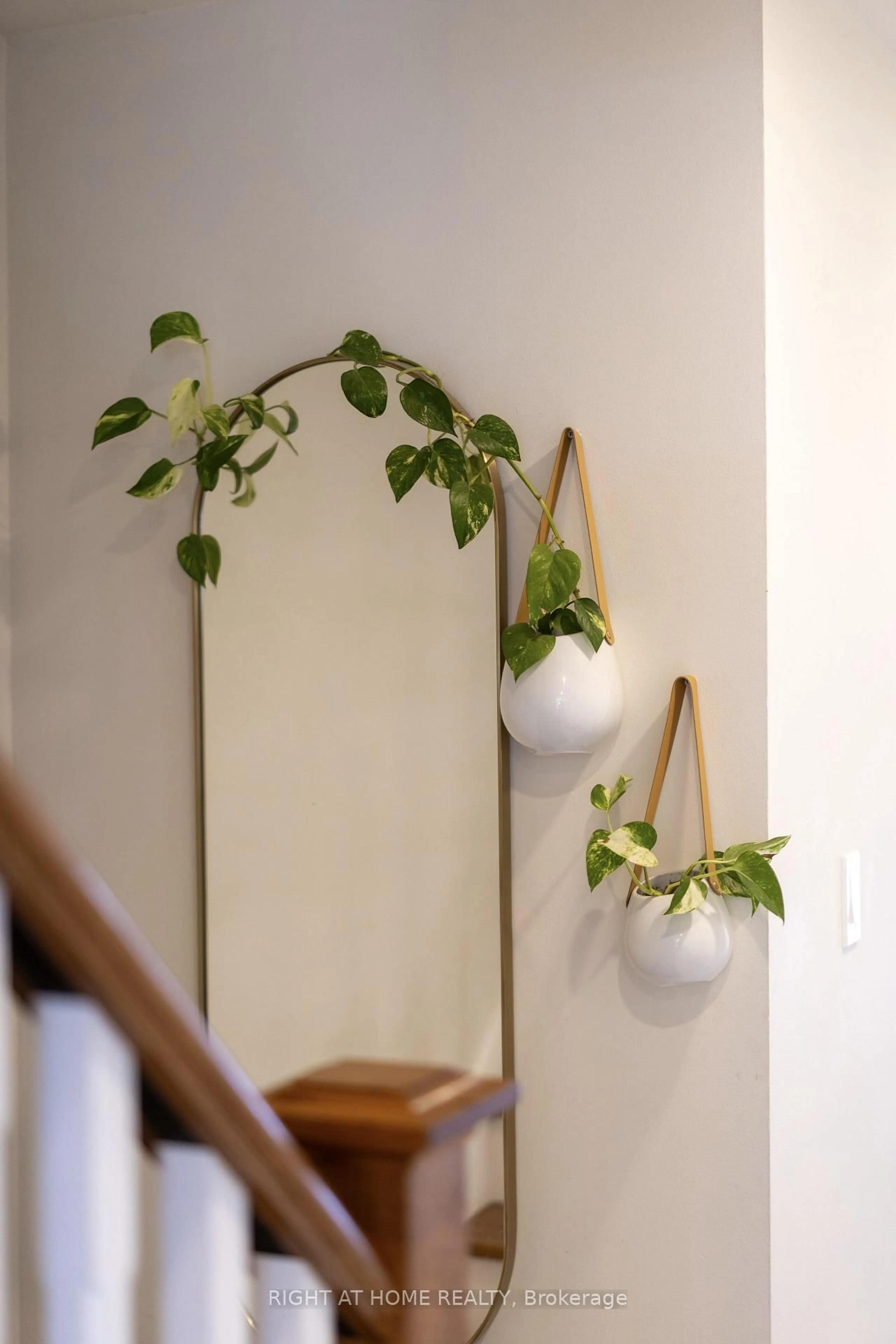 Indoor entryway for 7 Drew Crt, Whitby Ontario L1N 8X6