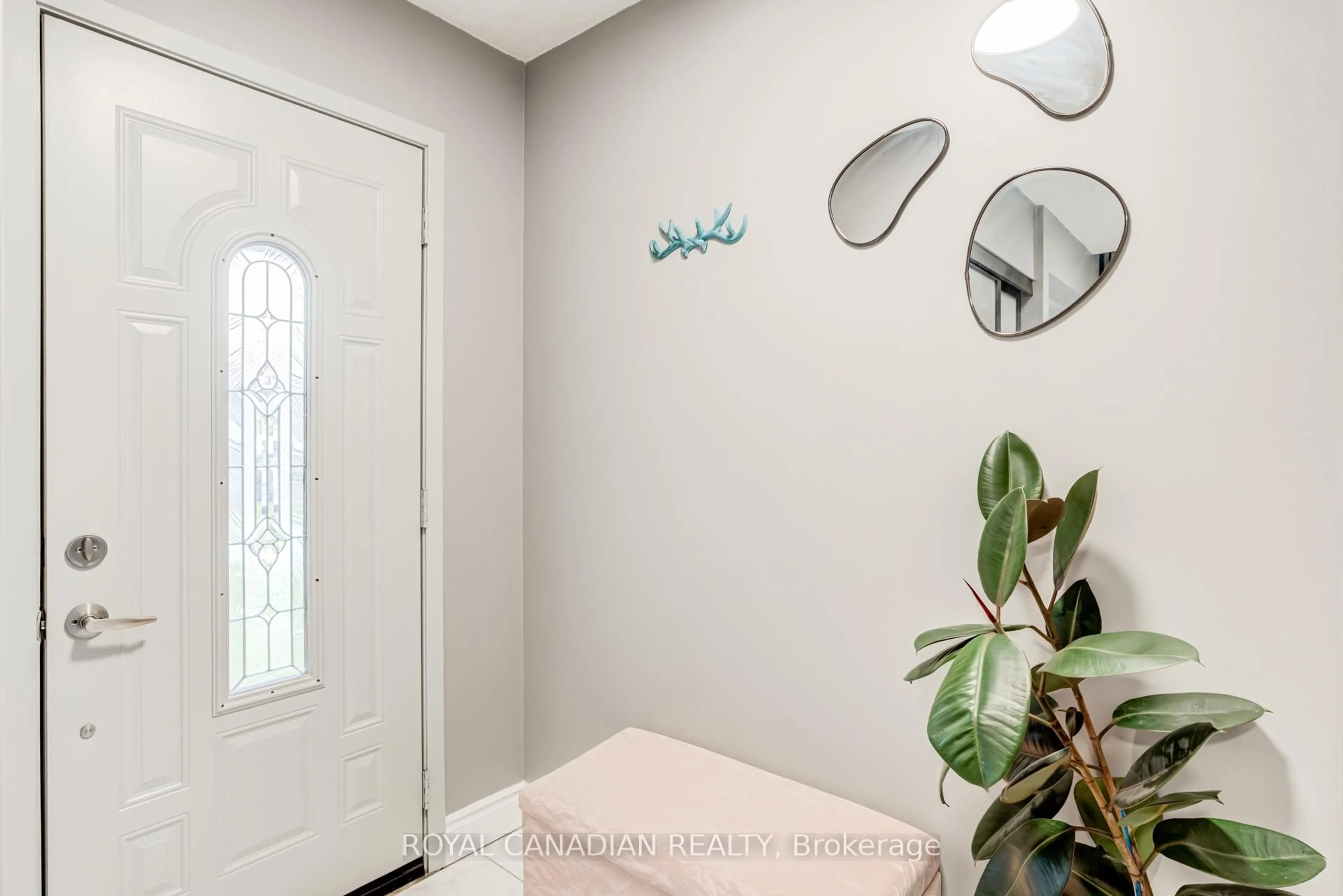 Indoor entryway for 846 Monaghan Ave, Oshawa Ontario L1J 6Z4
