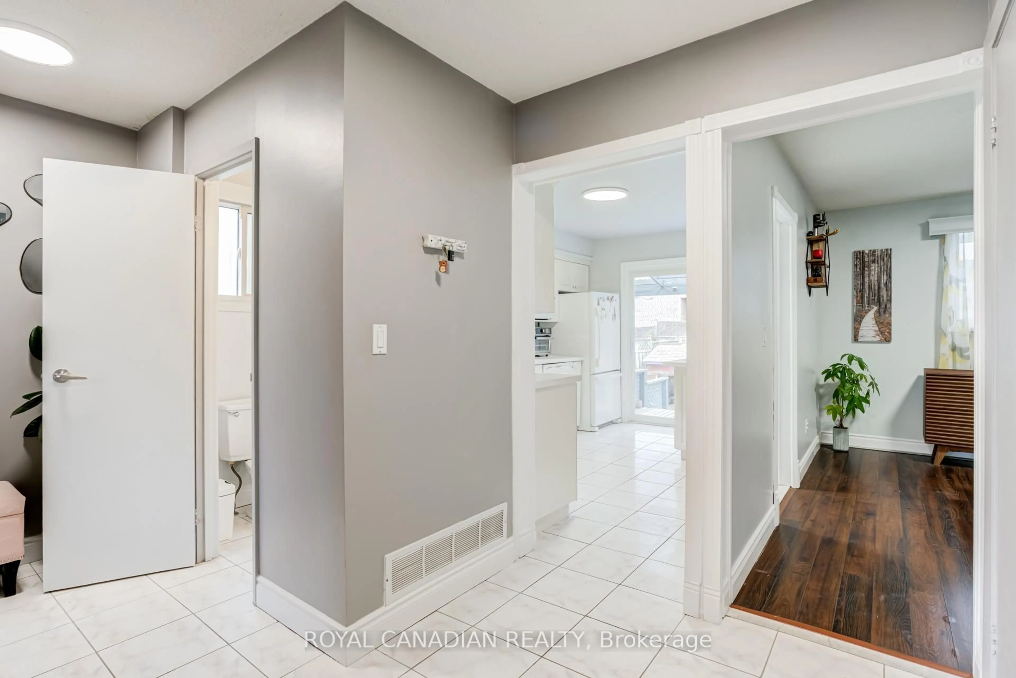 Indoor entryway for 846 Monaghan Ave, Oshawa Ontario L1J 6Z4