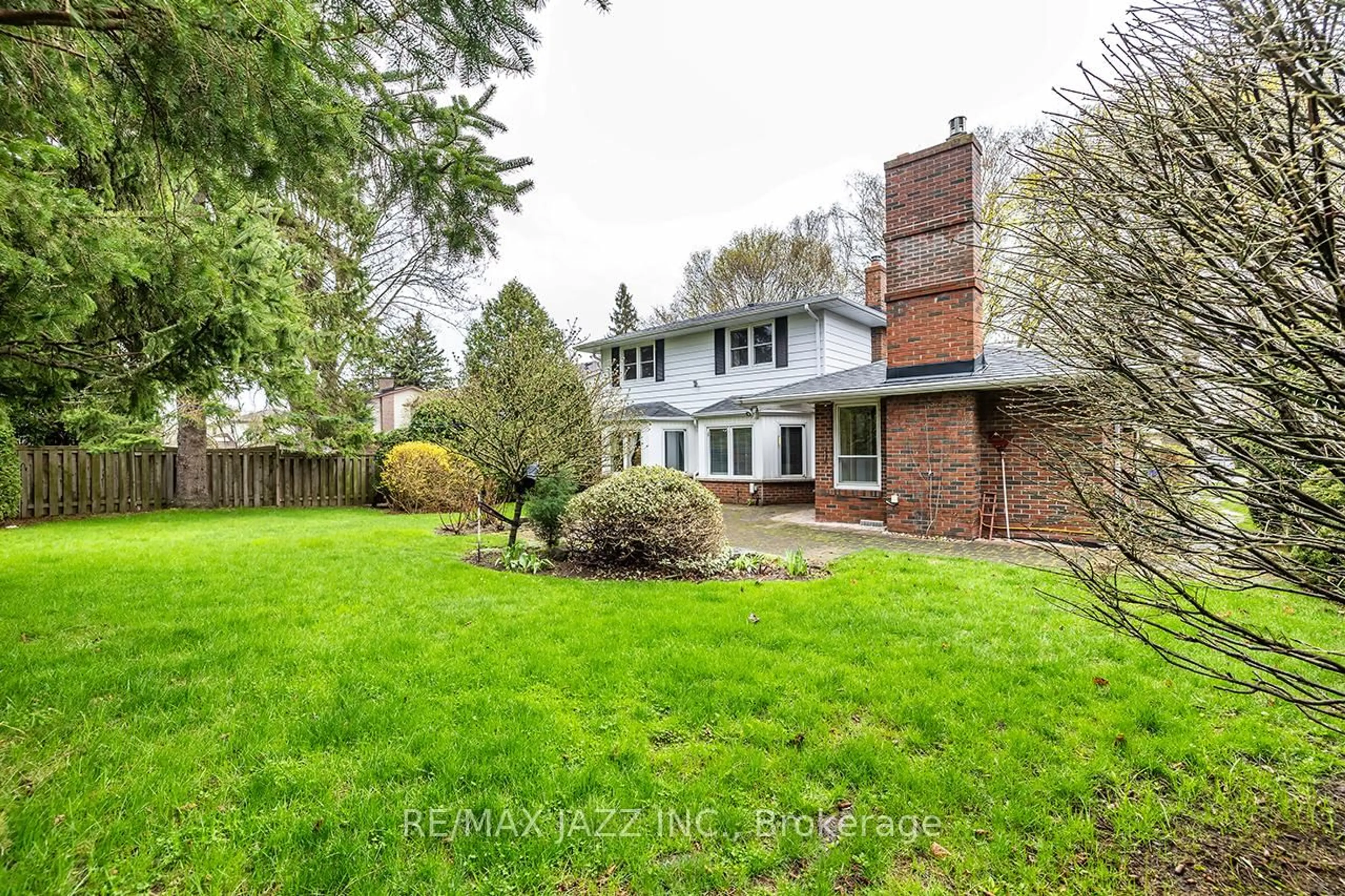 A pic from outside/outdoor area/front of a property/back of a property/a pic from drone, street for 233 Wellington St, Whitby Ontario L1N 5L7