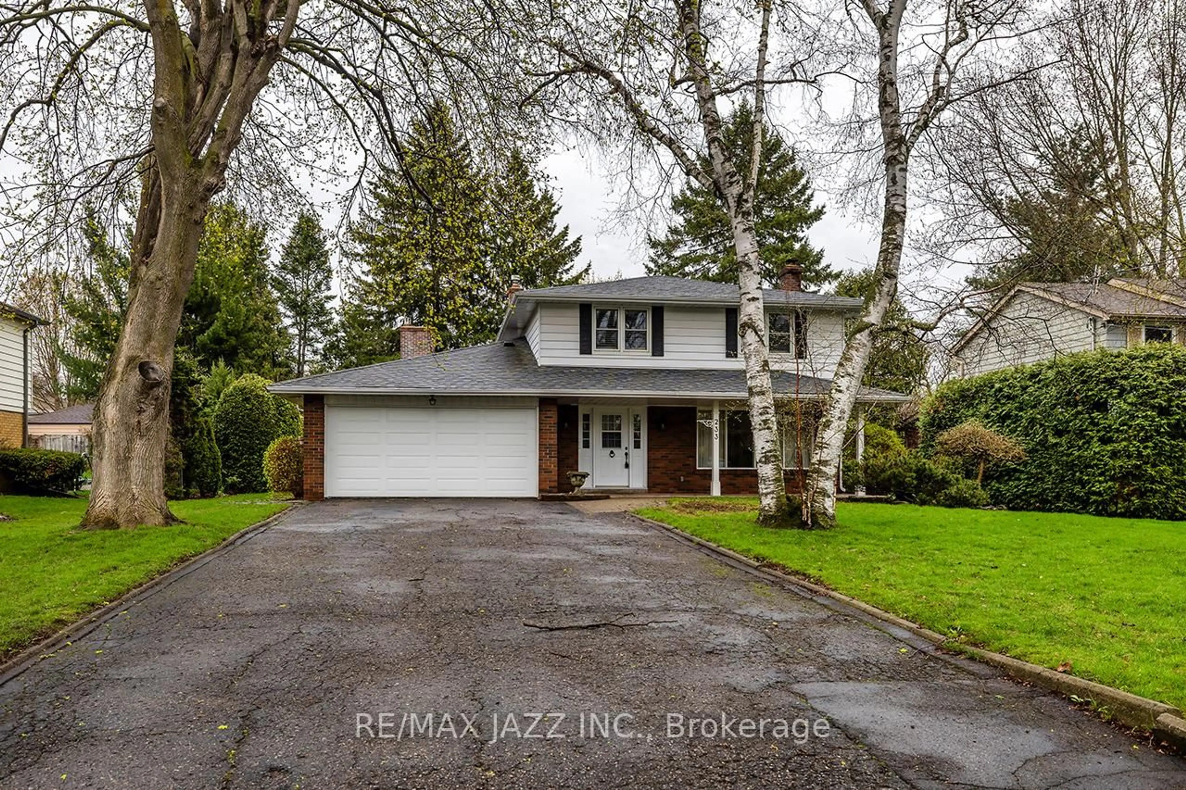 Home with vinyl exterior material, street for 233 Wellington St, Whitby Ontario L1N 5L7
