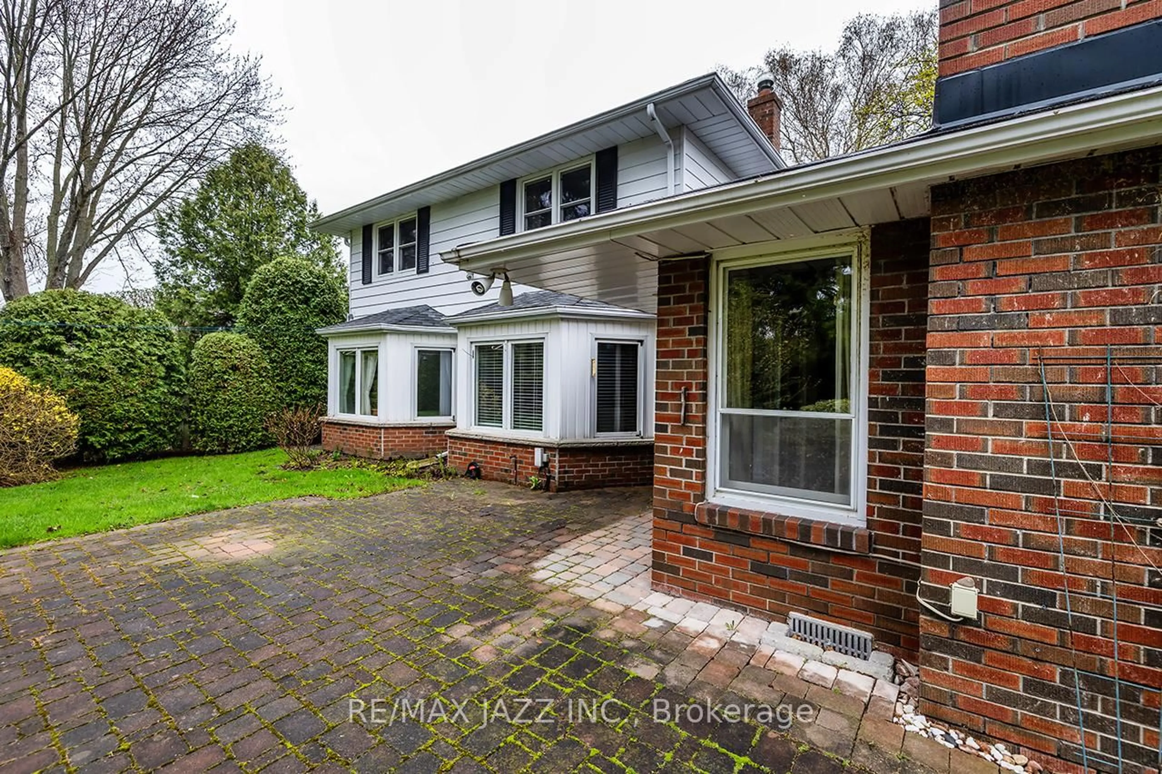 Home with brick exterior material, street for 233 Wellington St, Whitby Ontario L1N 5L7