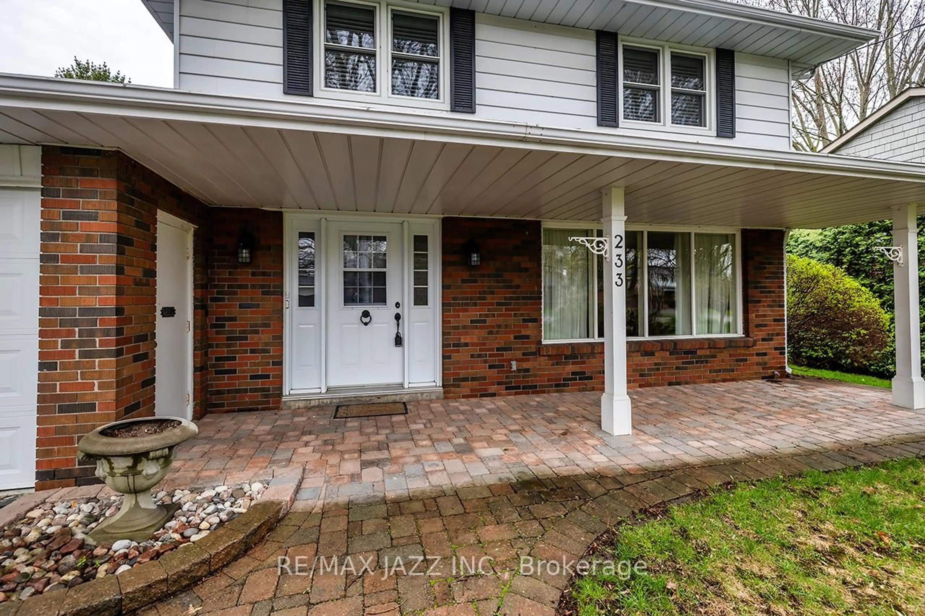 Home with brick exterior material, street for 233 Wellington St, Whitby Ontario L1N 5L7