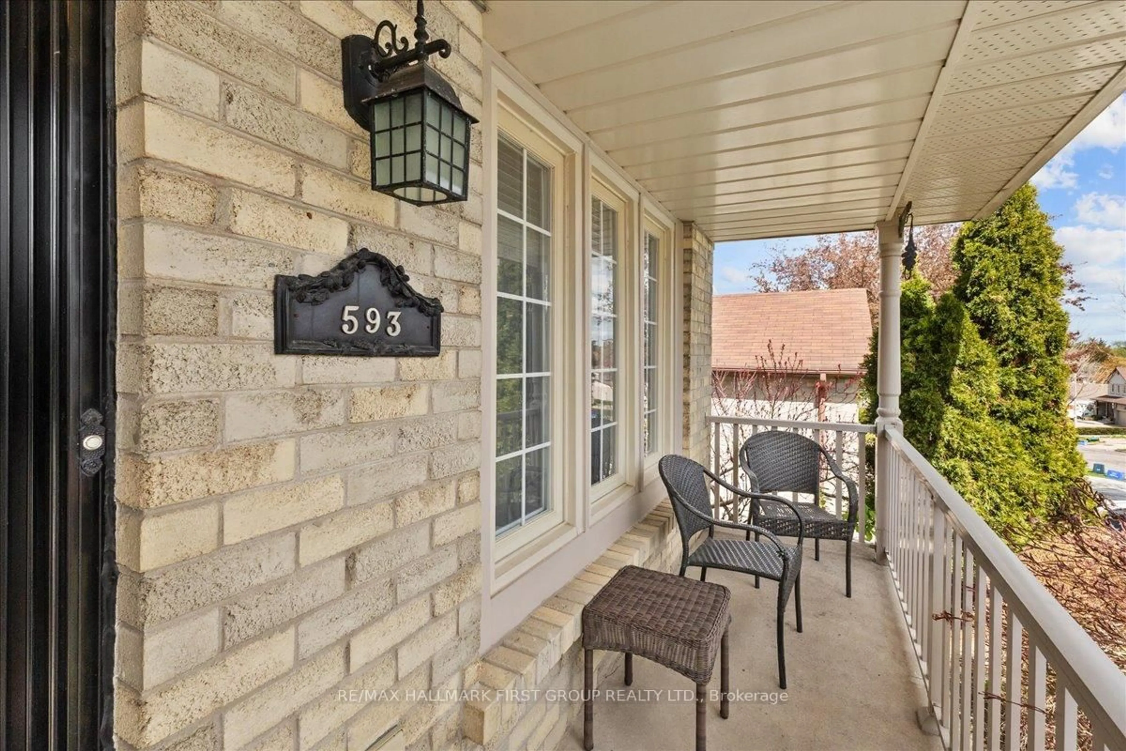 Patio, street for 593 Prestwick Dr, Oshawa Ontario L1J 7P5