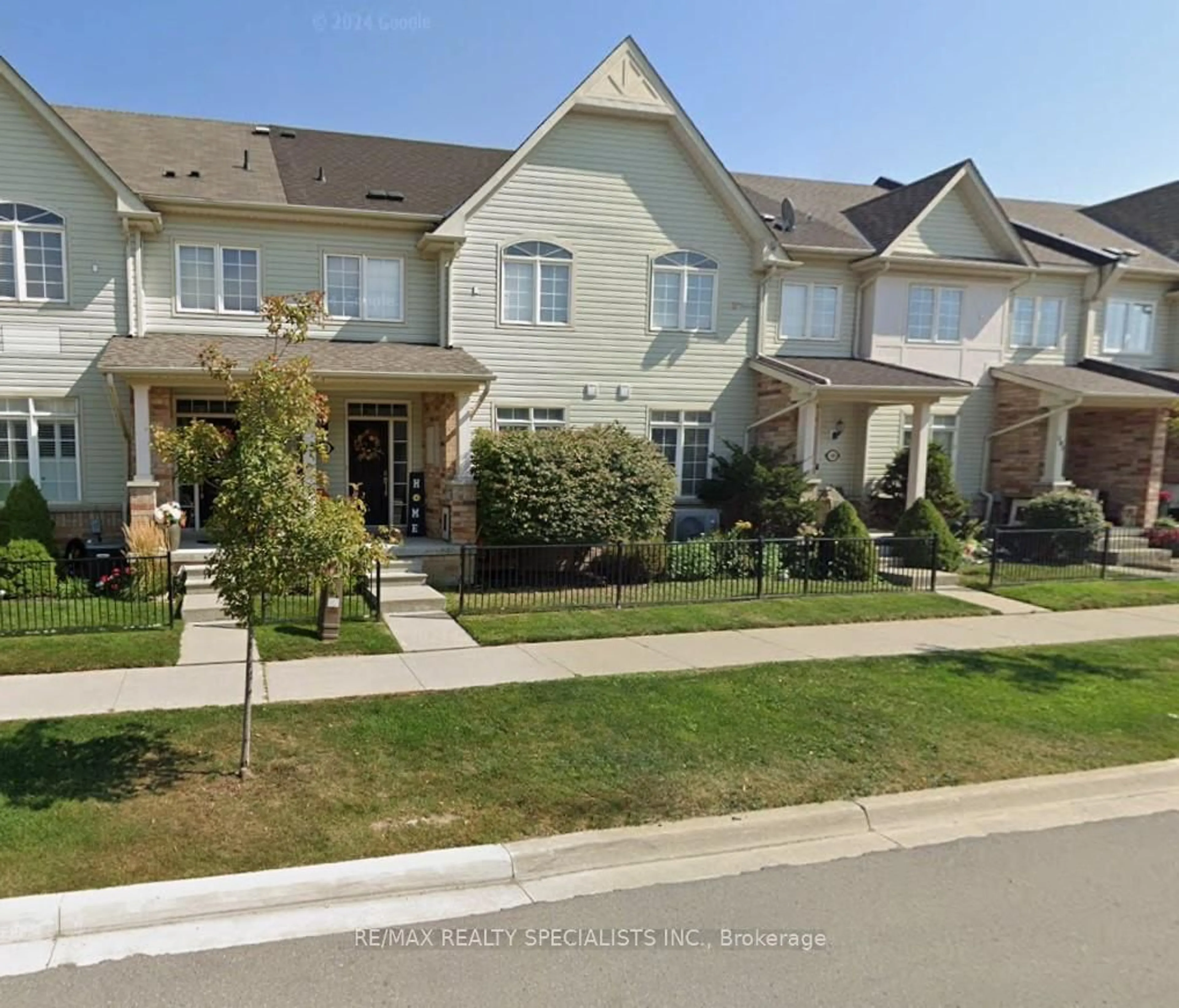 A pic from outside/outdoor area/front of a property/back of a property/a pic from drone, street for 111 Civic Centre Dr, Whitby Ontario L1R 0C8