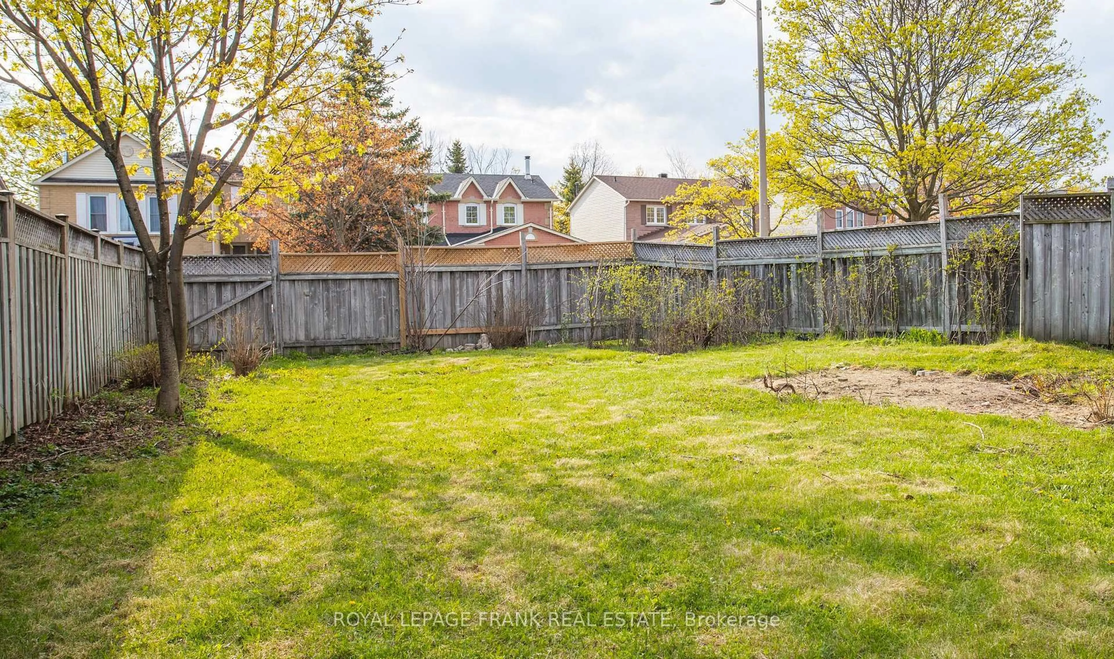 Patio, street for 90 Hillhurst Cres, Clarington Ontario L1E 2A3