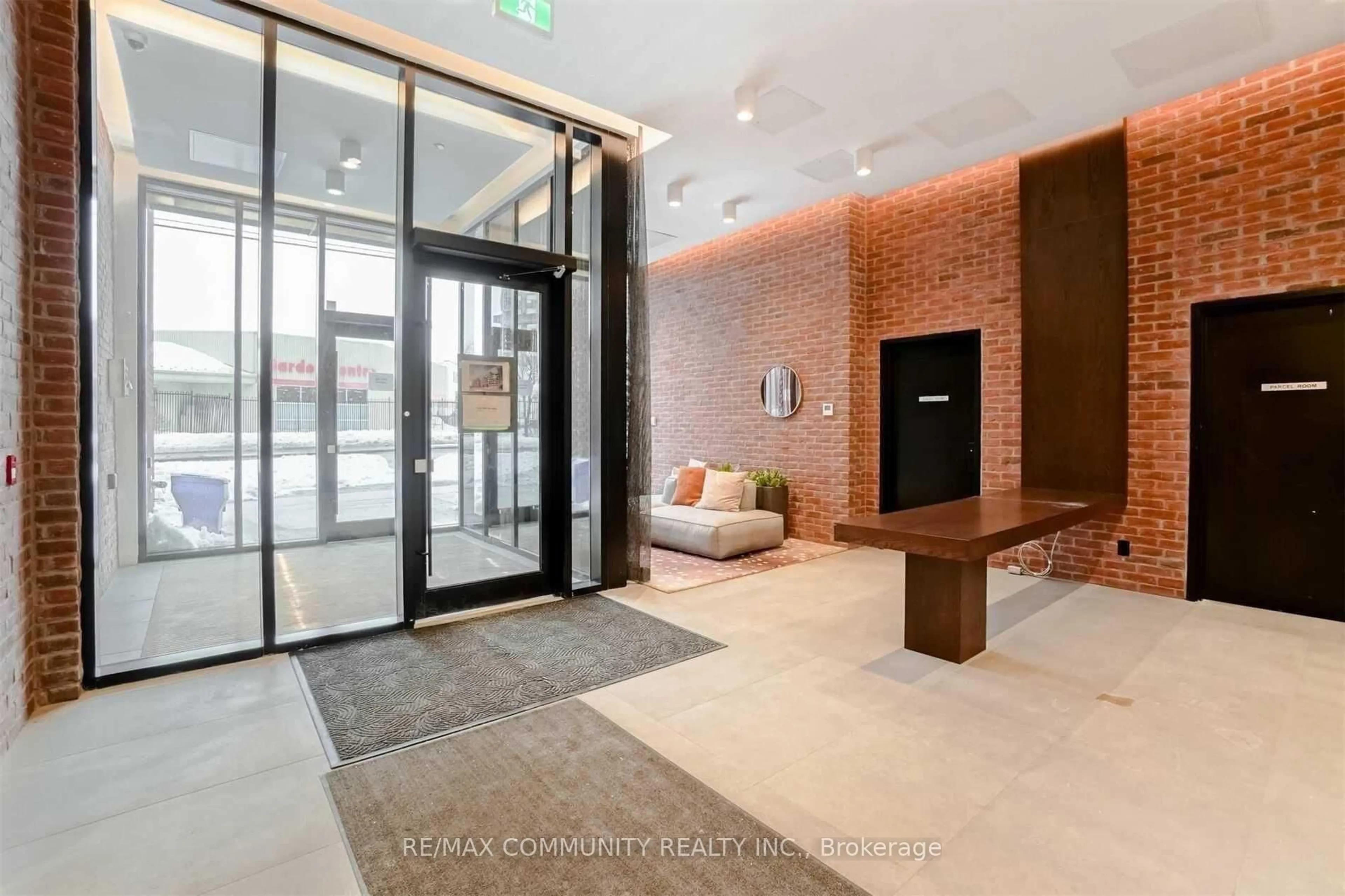 Indoor foyer for 2799 Kingston Rd #309, Toronto Ontario M1M 0E3