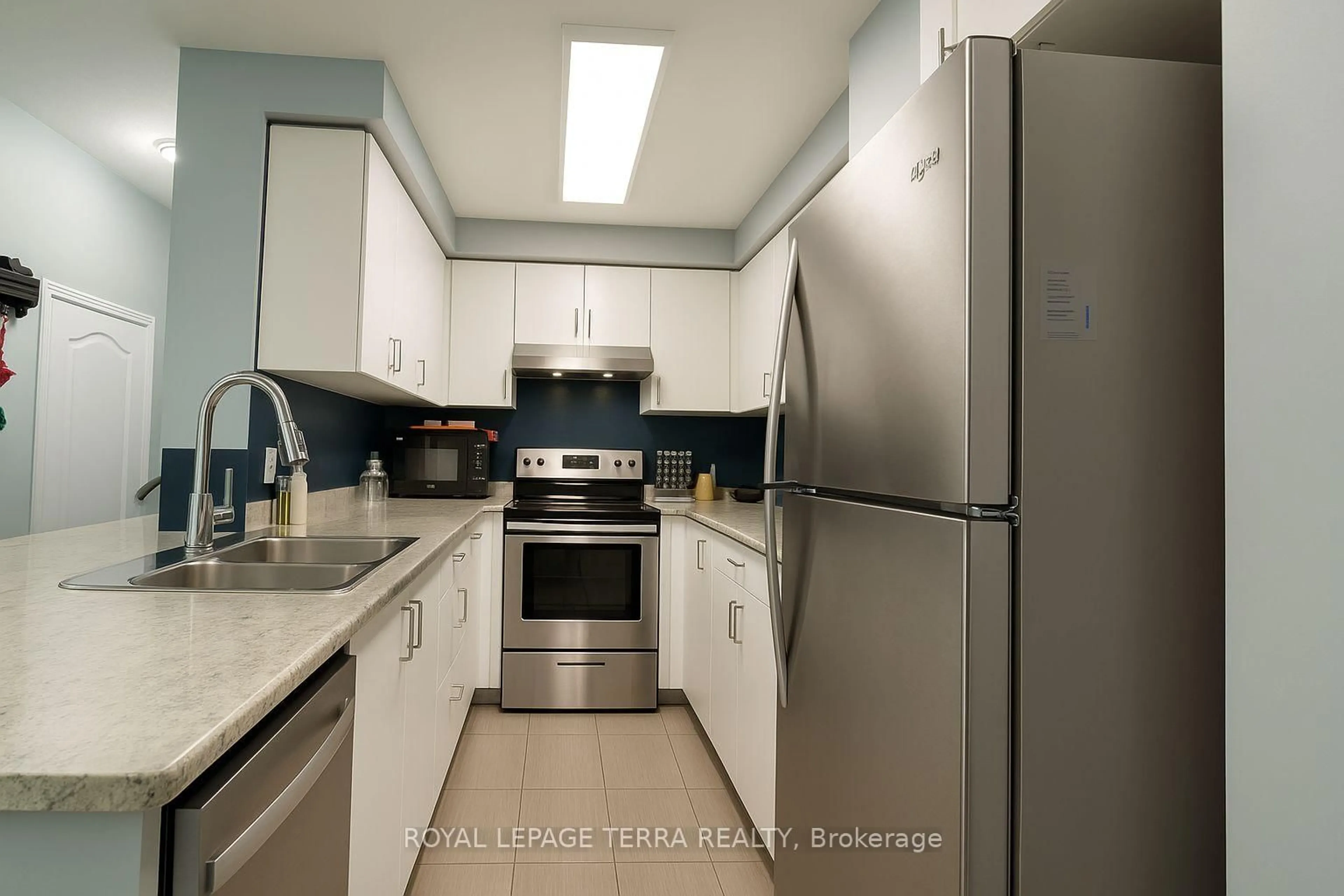 Standard kitchen, unknown for 2500 Hill Rise Crt #59, Oshawa Ontario L1L 0M6