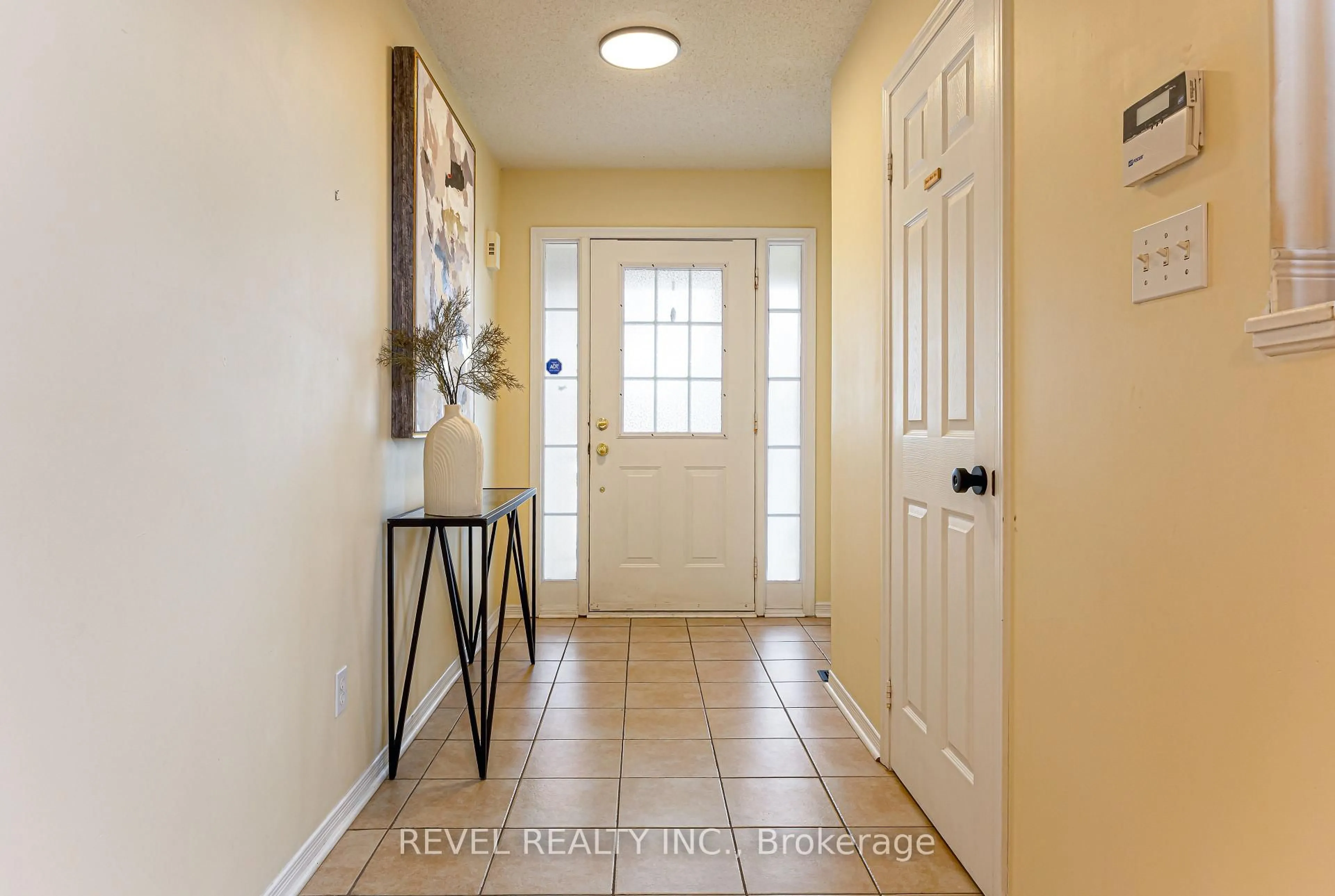 Indoor entryway for 150 Lady May Dr, Whitby Ontario L1R 3M4