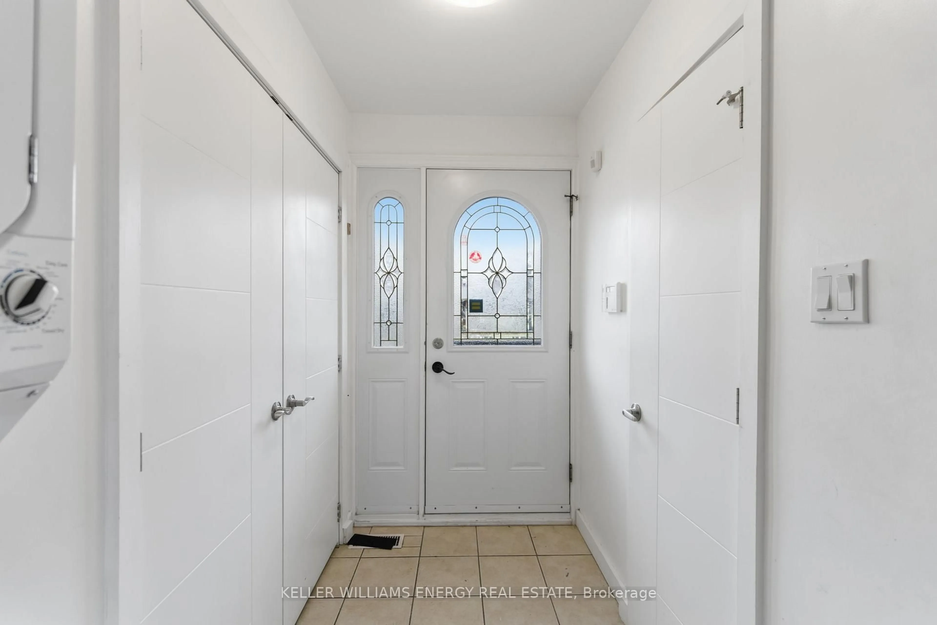 Indoor entryway for 20 Ravenview Dr, Toronto Ontario M1E 3M1