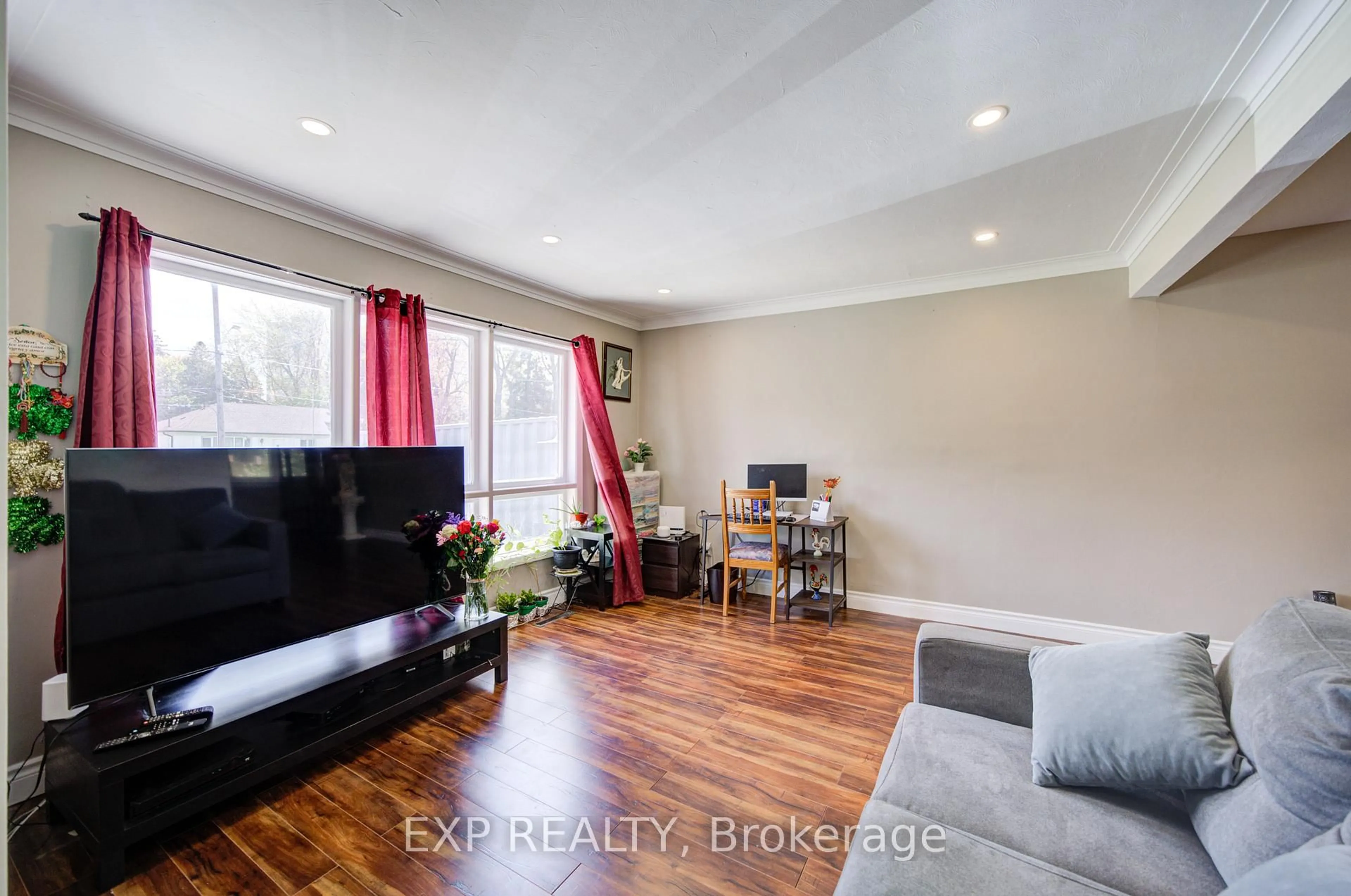 Living room with furniture, wood/laminate floor for 95 Reidmount Ave, Toronto Ontario M1S 1B6
