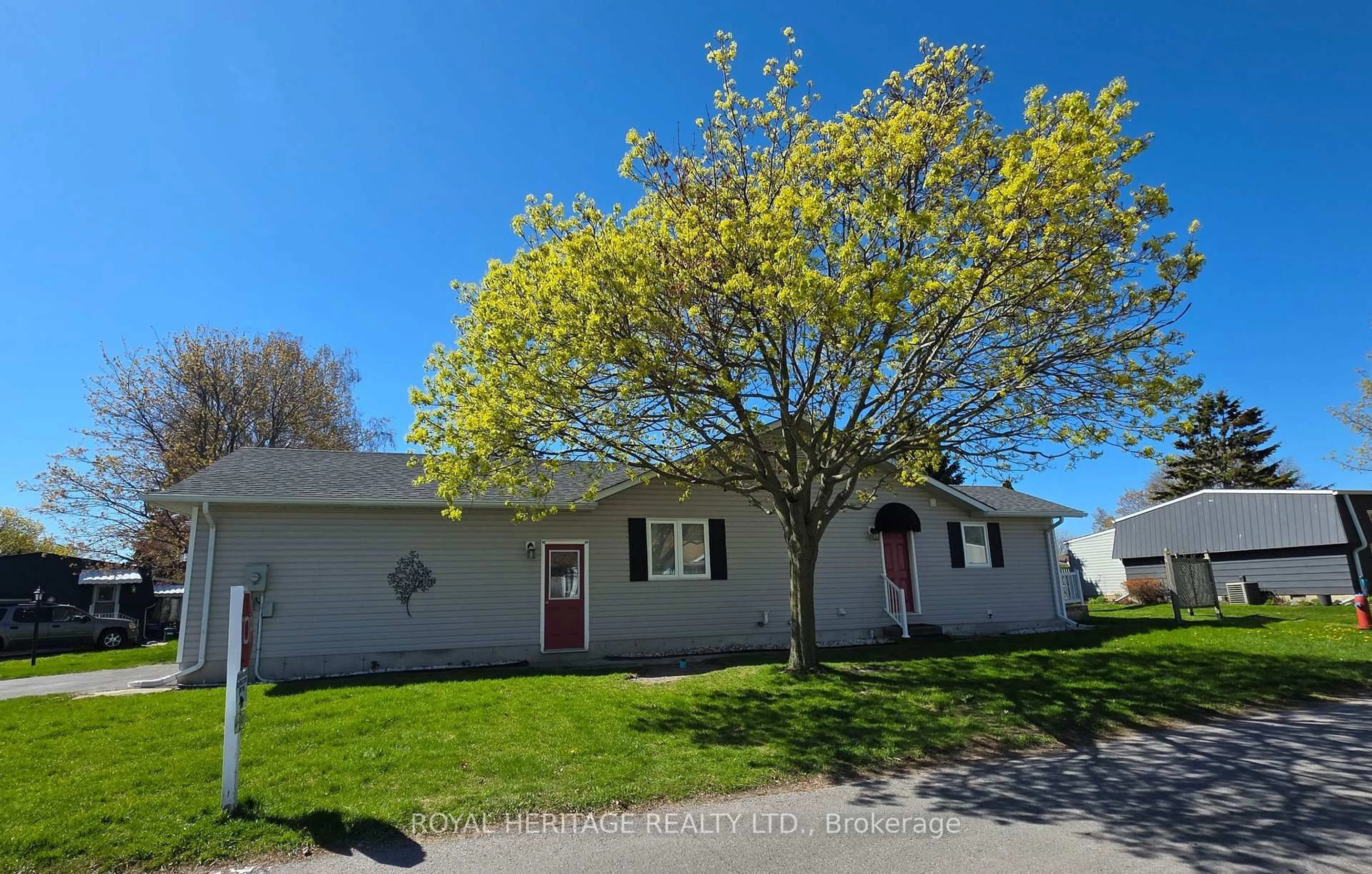 A pic from outside/outdoor area/front of a property/back of a property/a pic from drone, street for 118 Bluffs Rd, Clarington Ontario L1B 1A8
