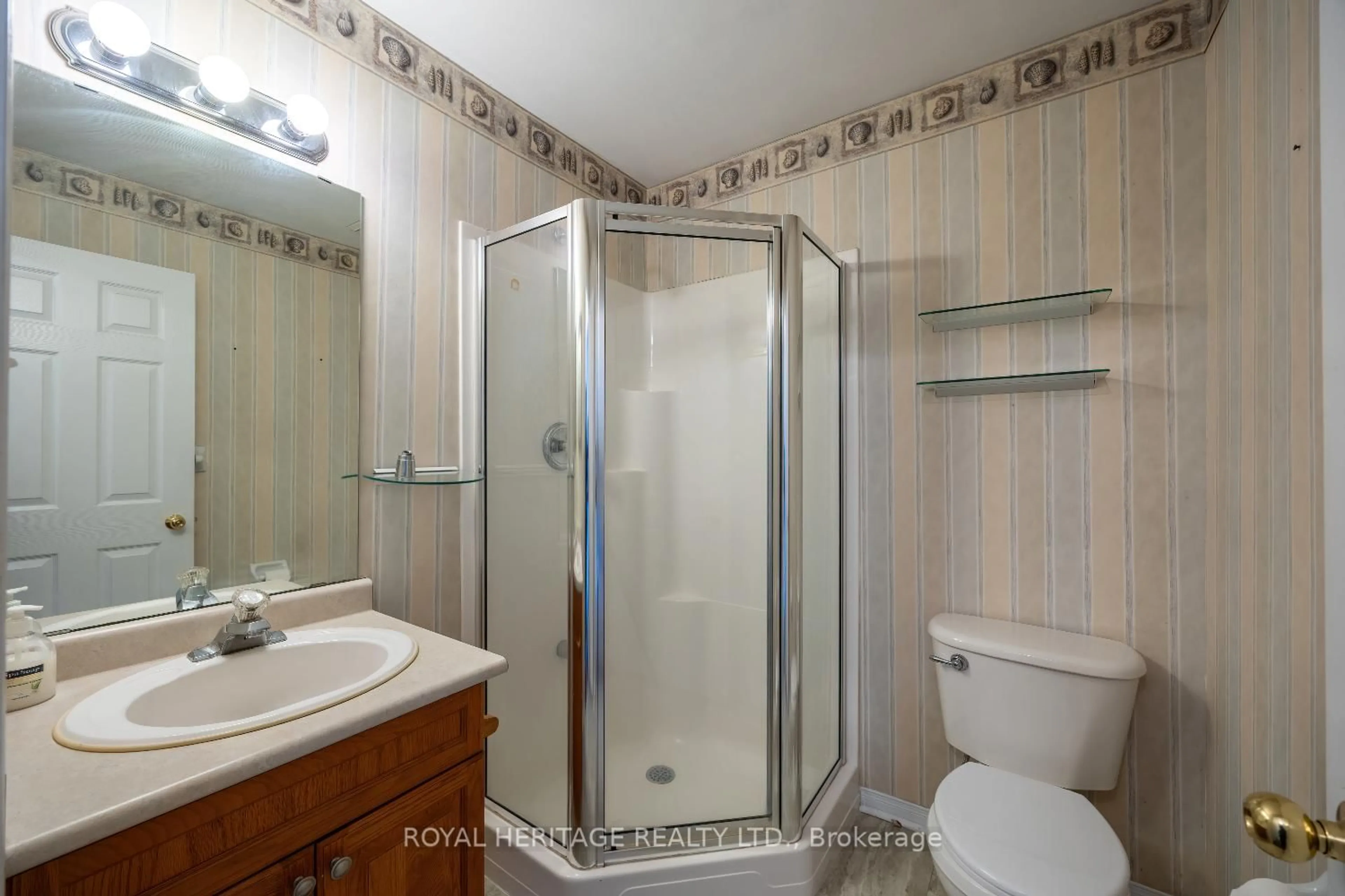 Standard bathroom, ceramic/tile floor for 118 Bluffs Rd, Clarington Ontario L1B 1A8