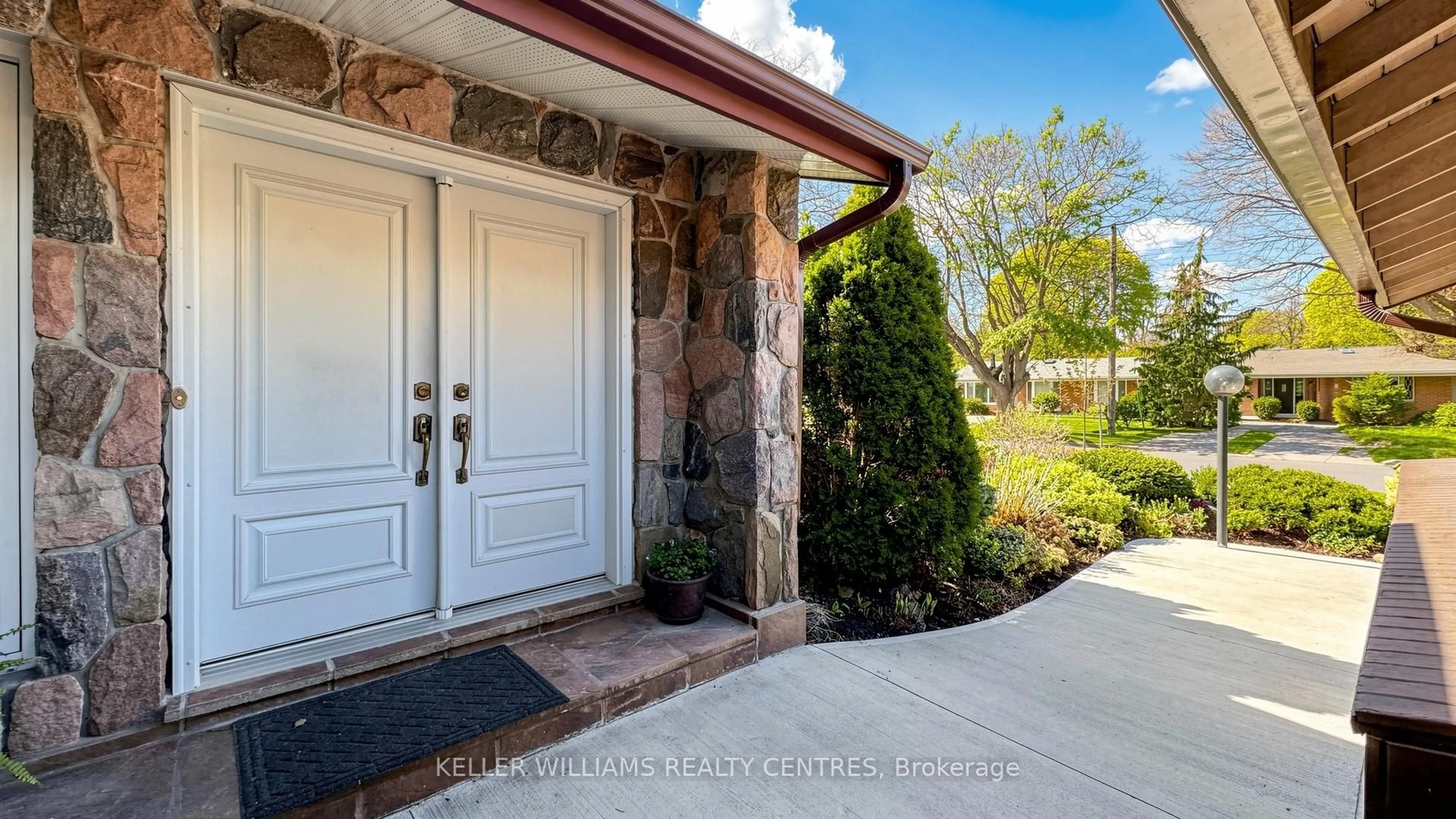 Indoor entryway for 19 Lesterwood Cres, Toronto Ontario M1P 3L5
