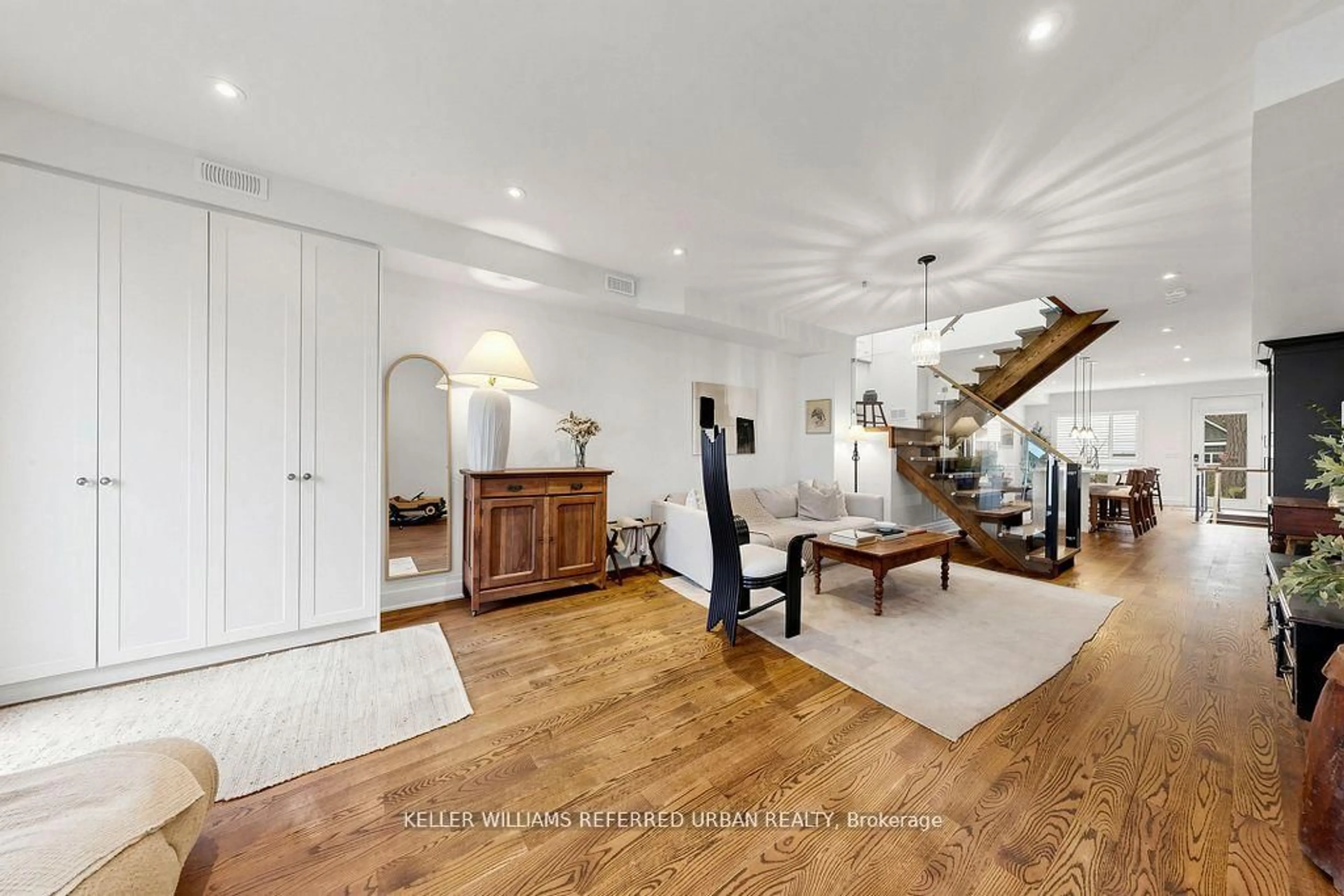 Indoor foyer for 150 Rhodes Ave, Toronto Ontario M4L 3A1