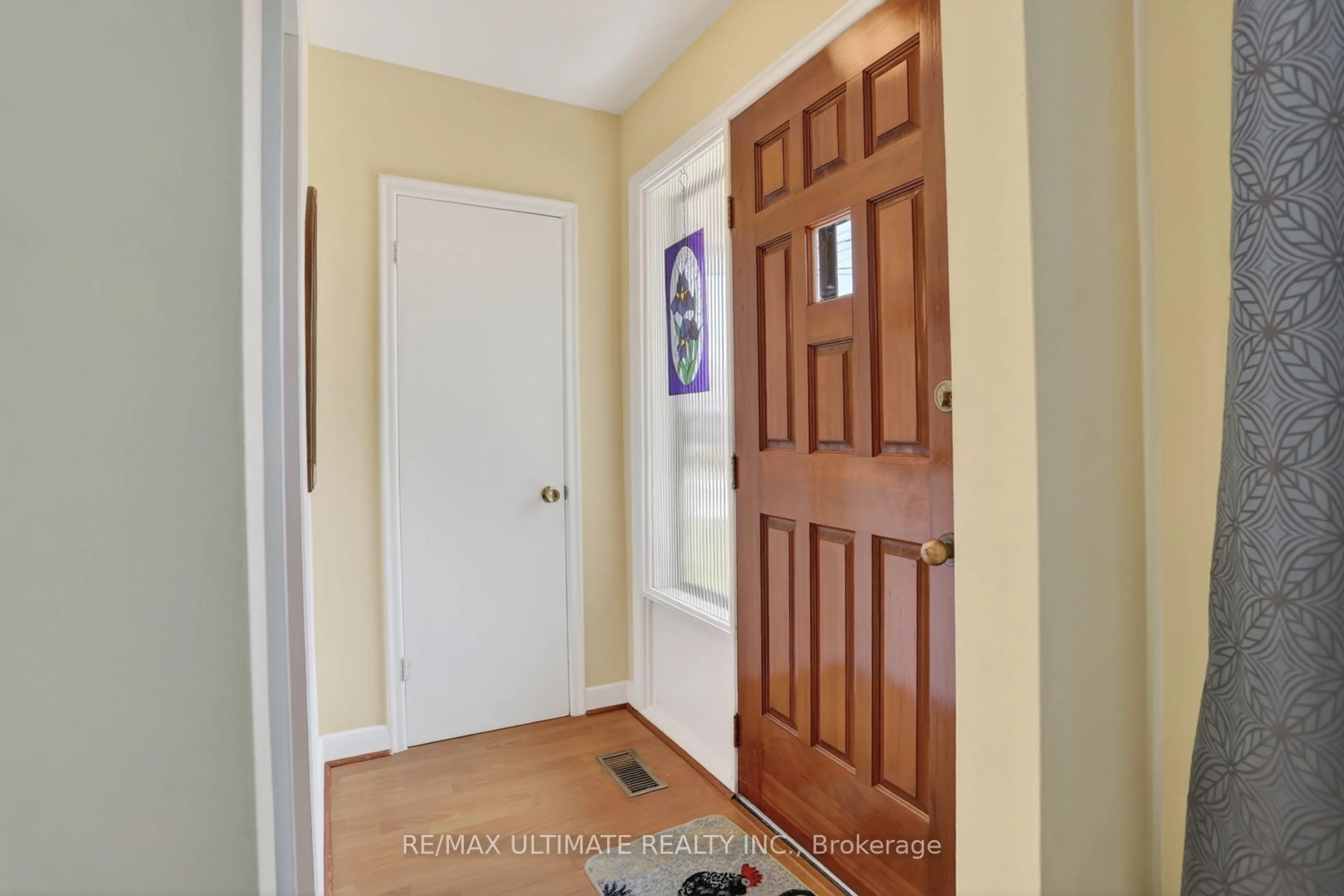 Indoor entryway for 122 Nelson St, Toronto Ontario M1J 2W2