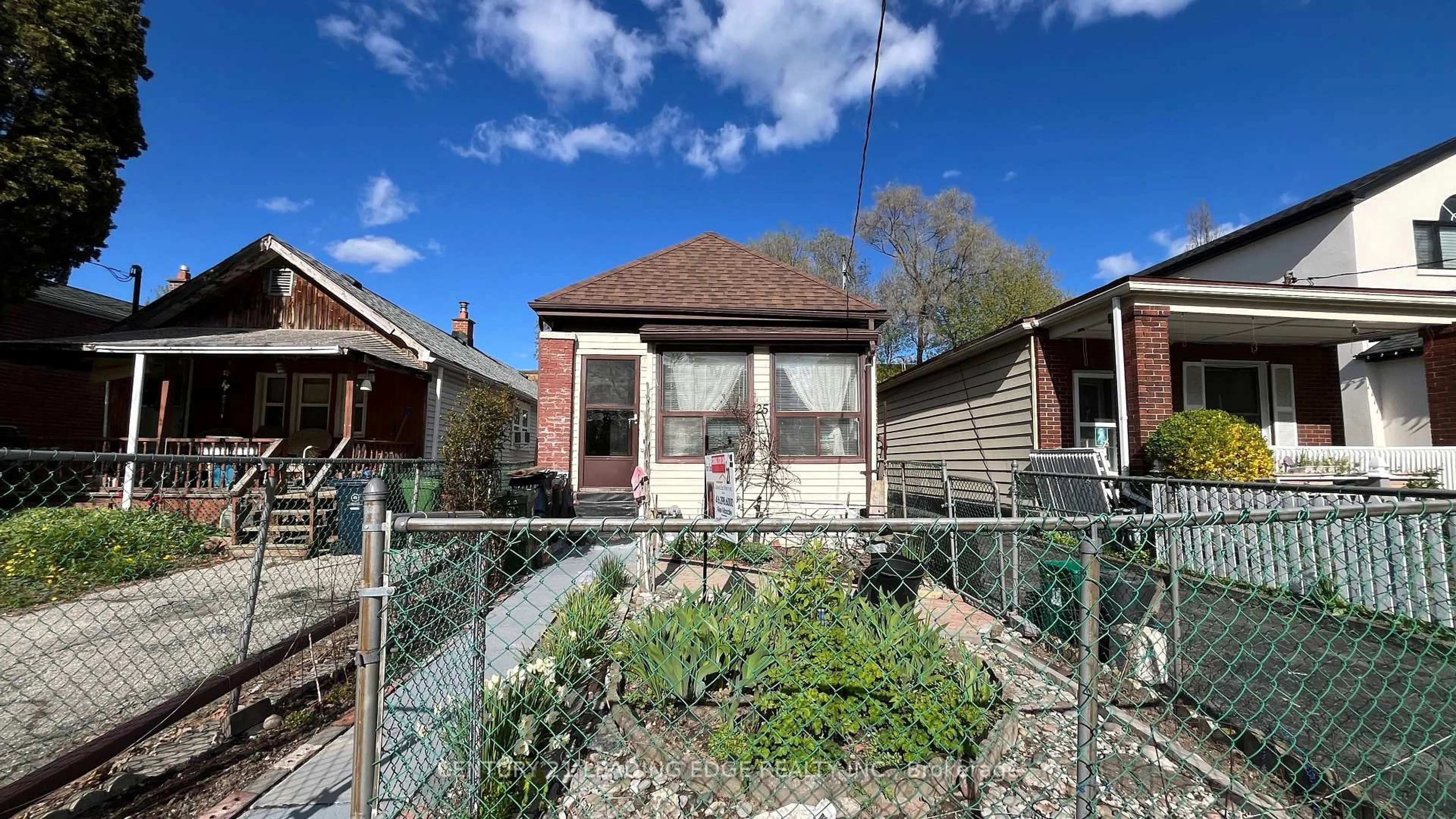 A pic from outside/outdoor area/front of a property/back of a property/a pic from drone, street for 25 Madelaine Ave, Toronto Ontario M1L 2X5