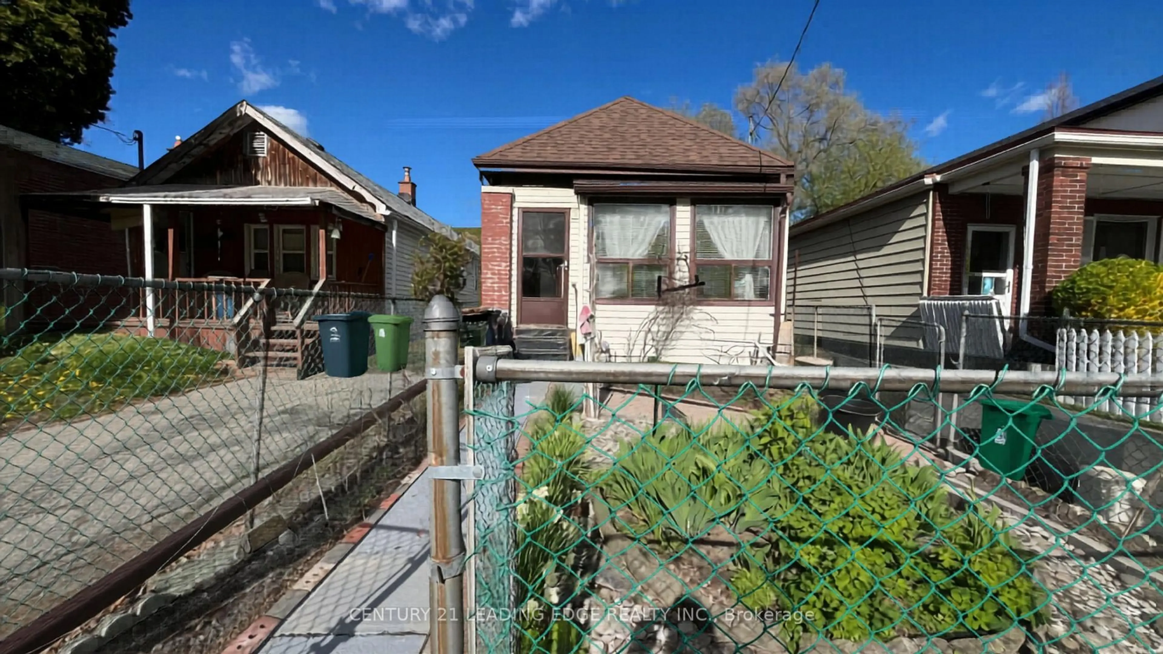 A pic from outside/outdoor area/front of a property/back of a property/a pic from drone, street for 25 Madelaine Ave, Toronto Ontario M1L 2X5