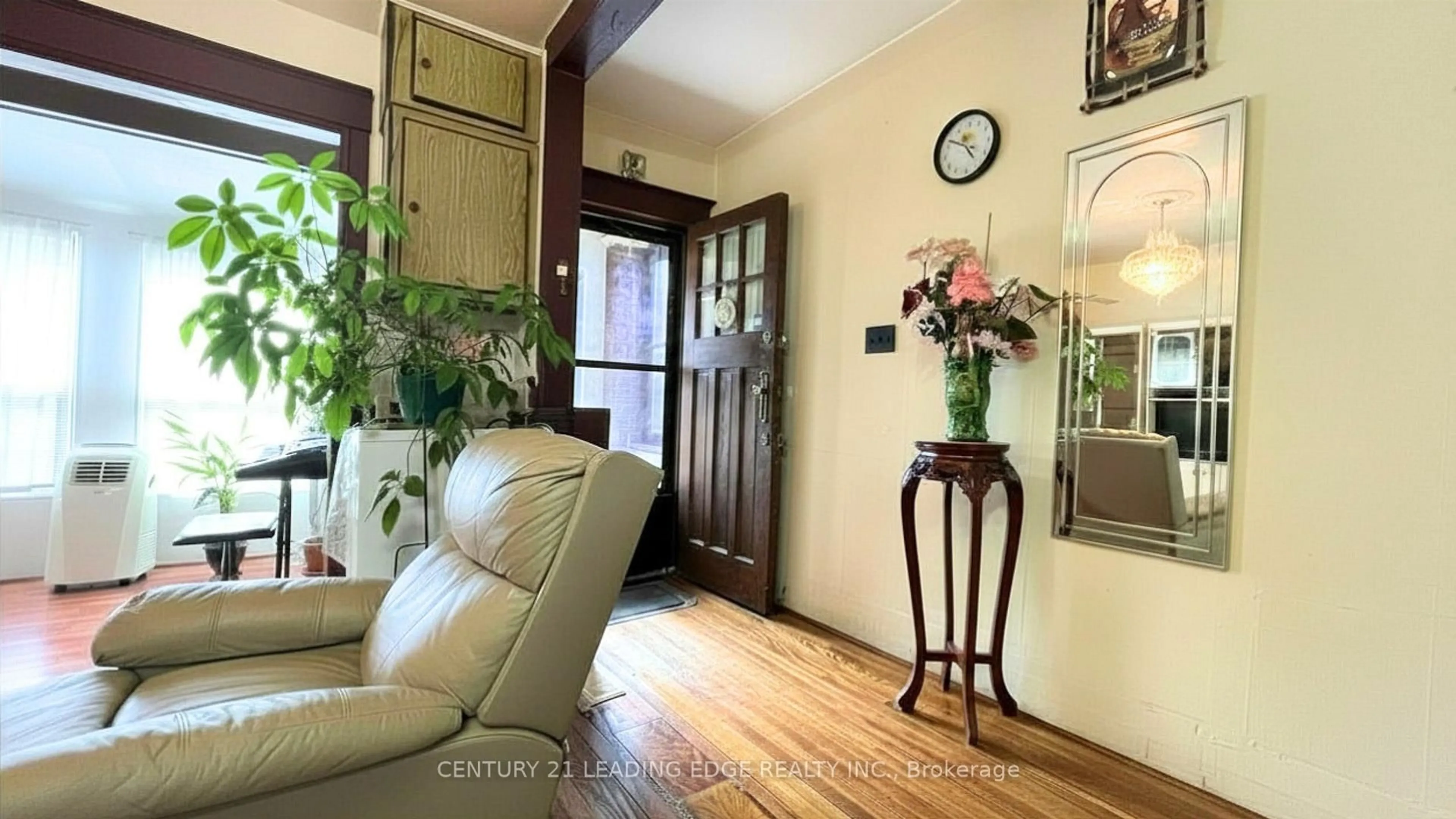 Indoor foyer for 25 Madelaine Ave, Toronto Ontario M1L 2X5
