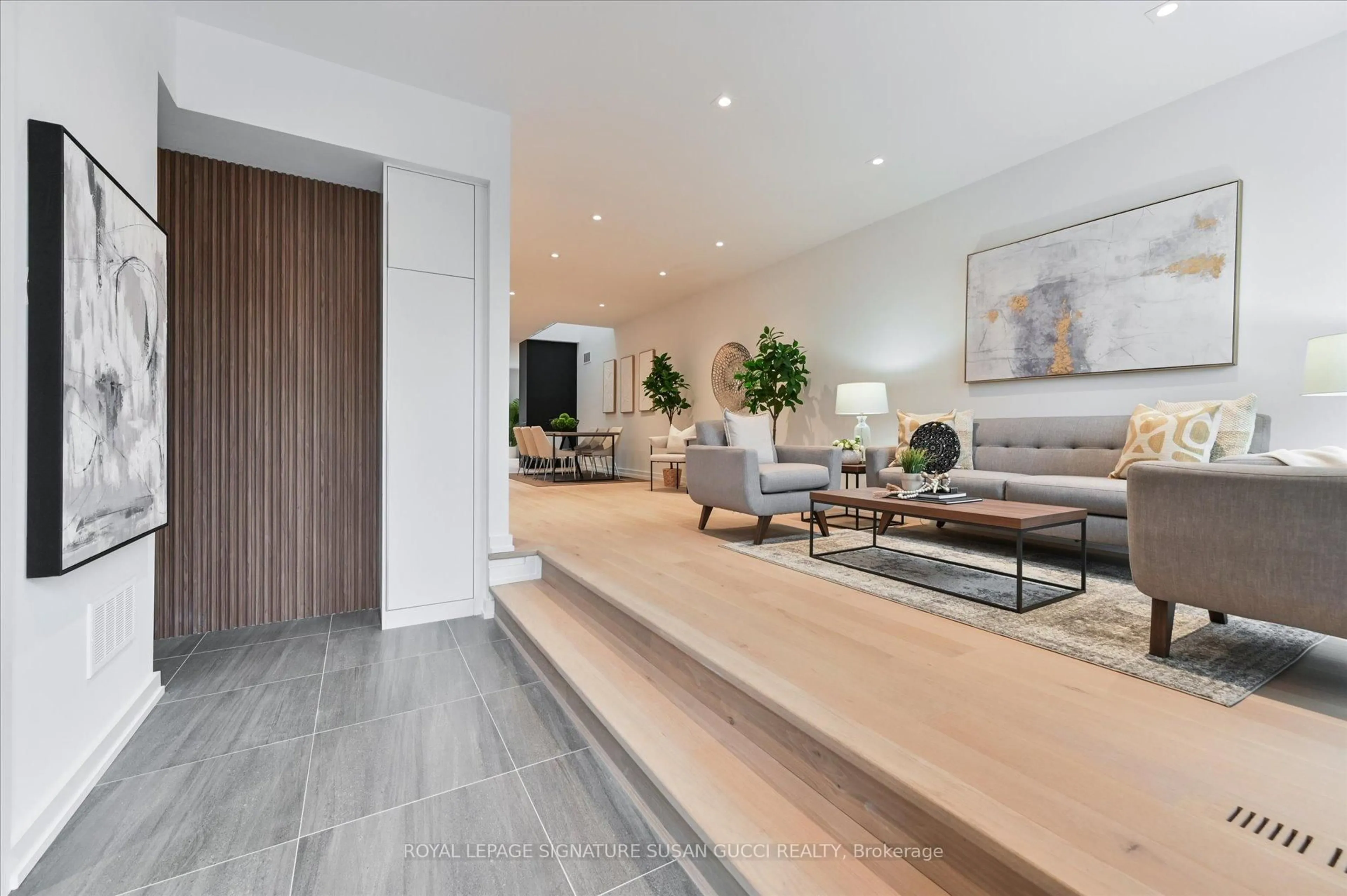 Indoor entryway for 44 Doris Dr, Toronto Ontario M4B 3C9