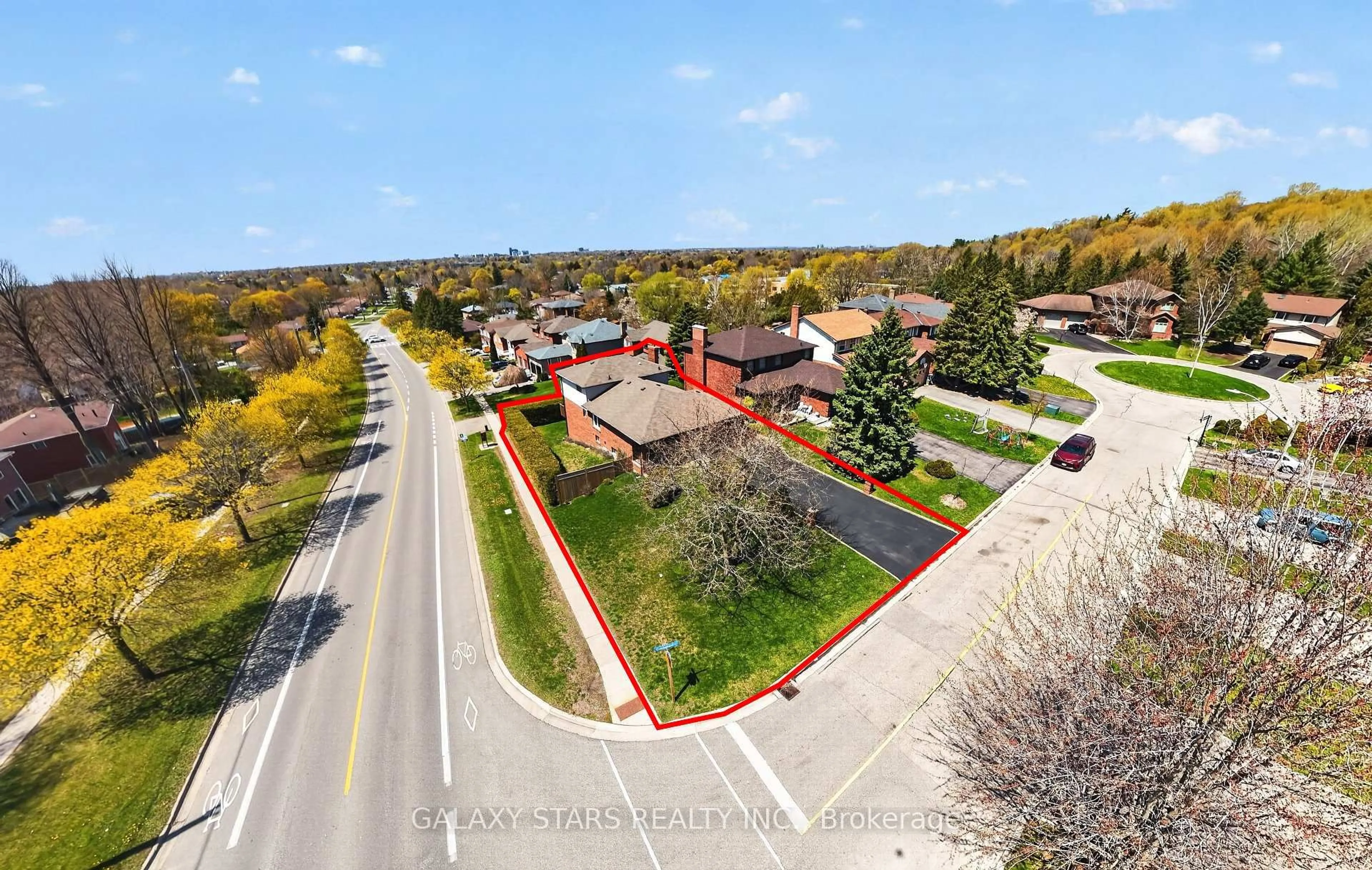 A pic from outside/outdoor area/front of a property/back of a property/a pic from drone, street for 330 Cumberland Crt, Oshawa Ontario L1H 8E7