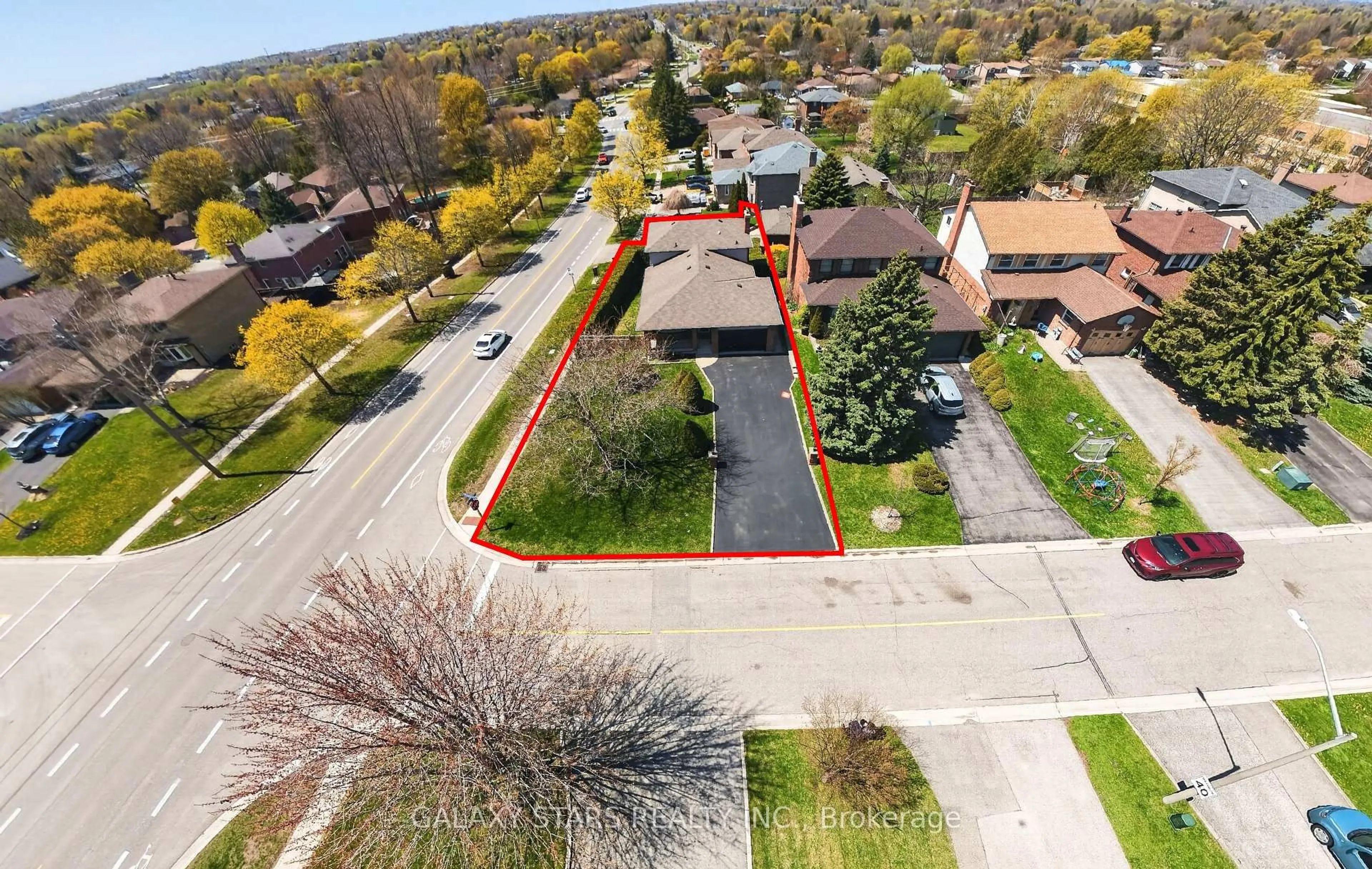 A pic from outside/outdoor area/front of a property/back of a property/a pic from drone, street for 330 Cumberland Crt, Oshawa Ontario L1H 8E7