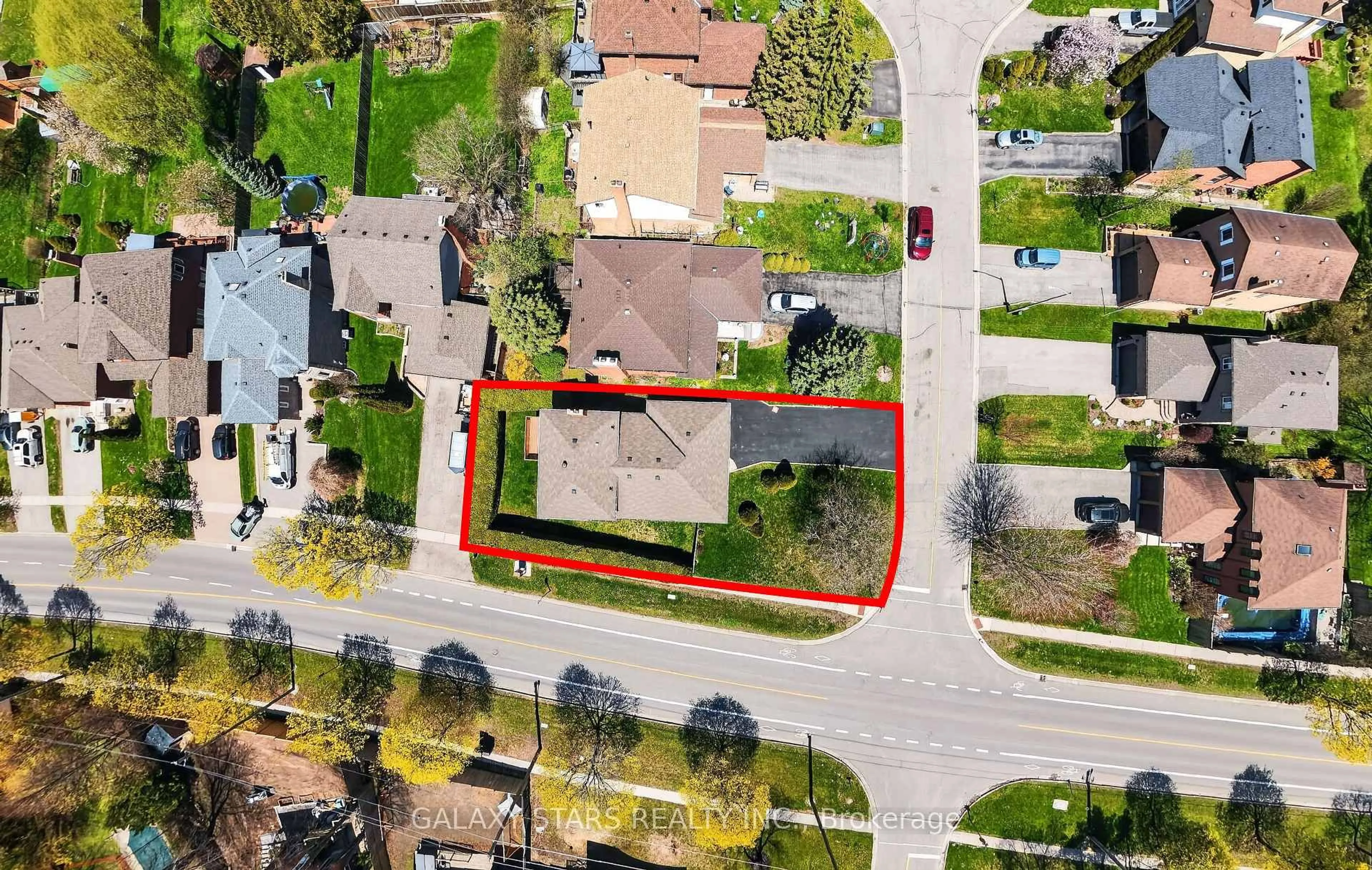 A pic from outside/outdoor area/front of a property/back of a property/a pic from drone, street for 330 Cumberland Crt, Oshawa Ontario L1H 8E7