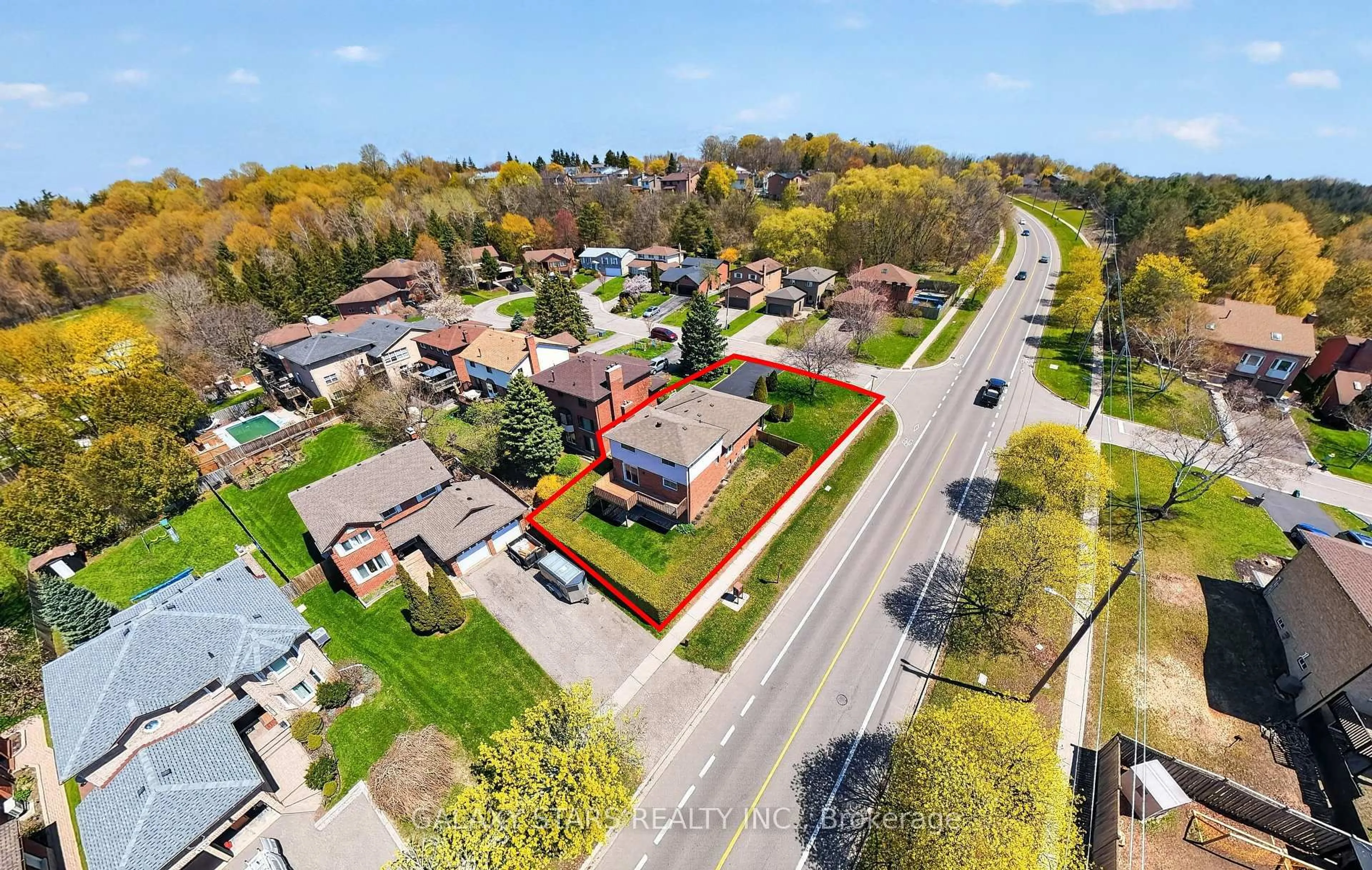 A pic from outside/outdoor area/front of a property/back of a property/a pic from drone, street for 330 Cumberland Crt, Oshawa Ontario L1H 8E7