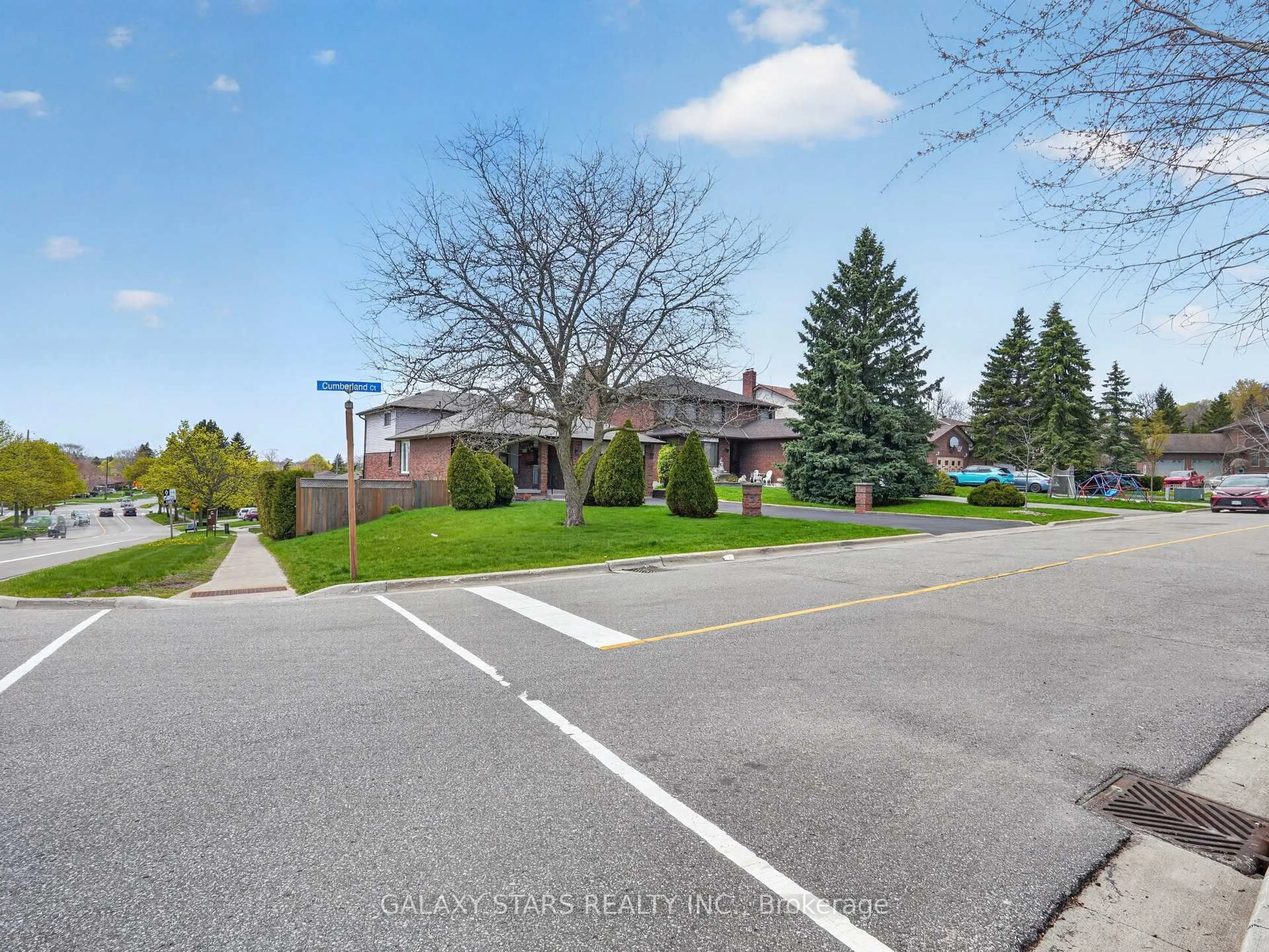 A pic from outside/outdoor area/front of a property/back of a property/a pic from drone, street for 330 Cumberland Crt, Oshawa Ontario L1H 8E7