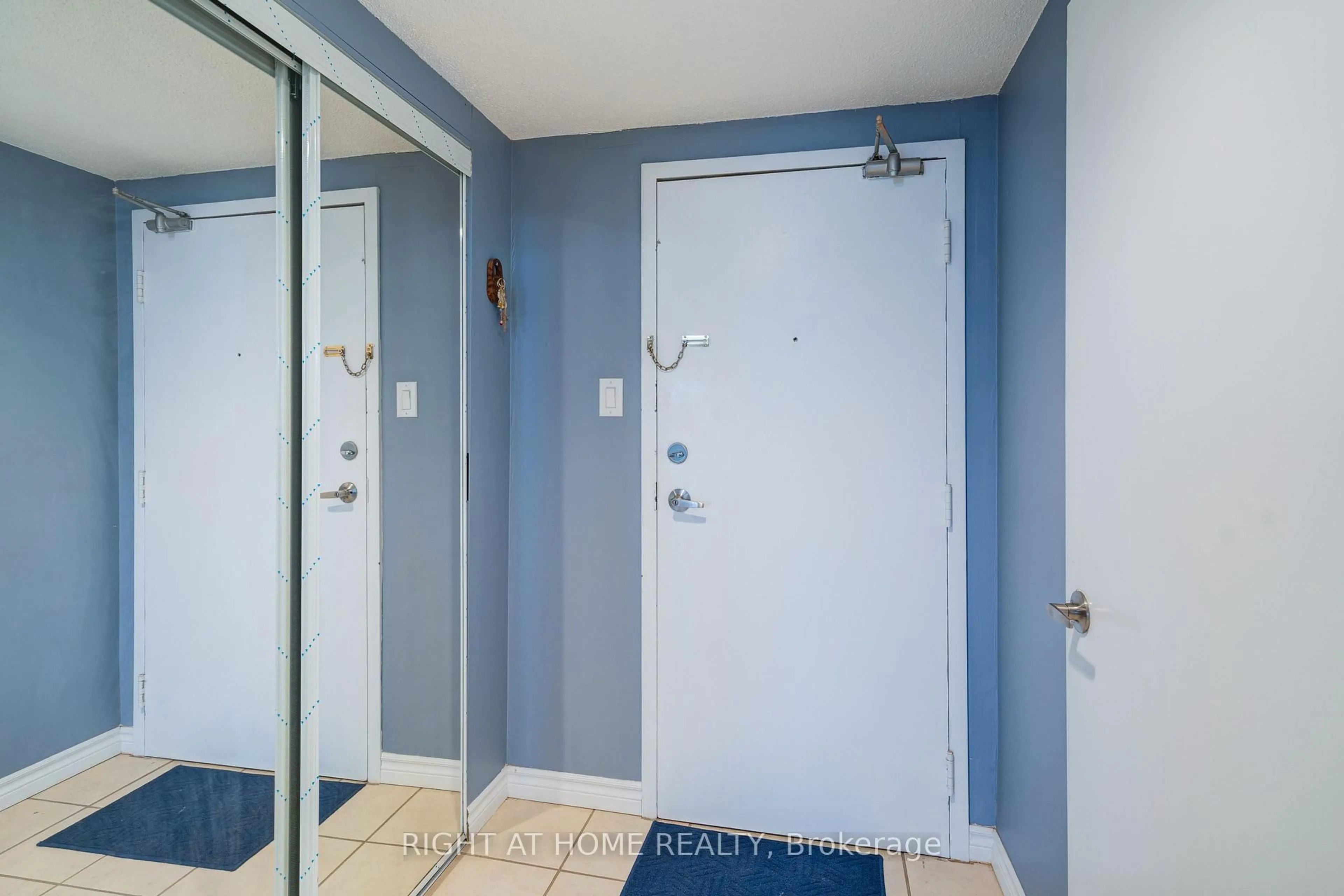 Indoor entryway for 15 Sewells Rd #1005, Toronto Ontario M1B 3J7