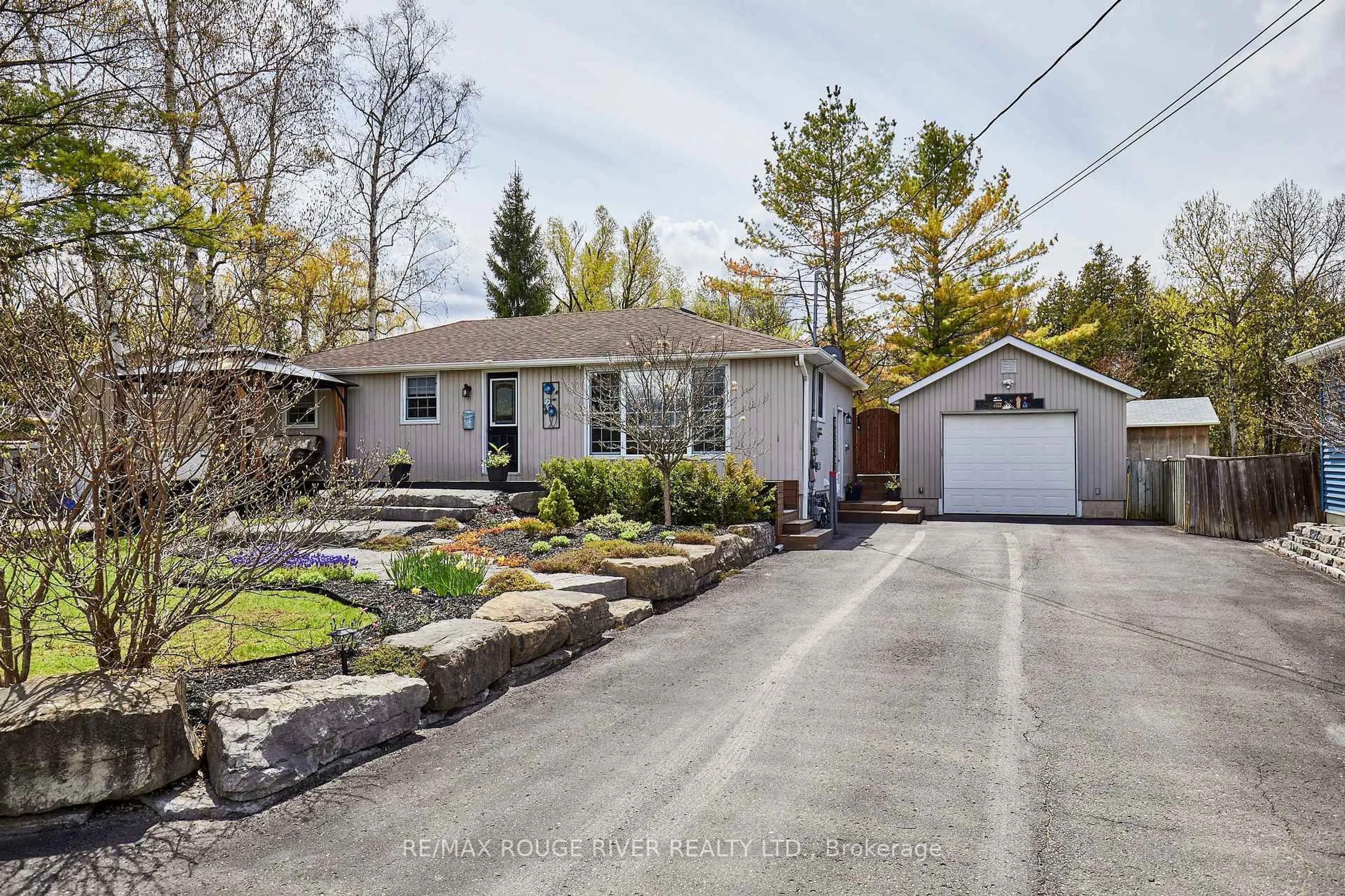 A pic from outside/outdoor area/front of a property/back of a property/a pic from drone, street for 80 Davidge Dr, Scugog Ontario L9L 1B6