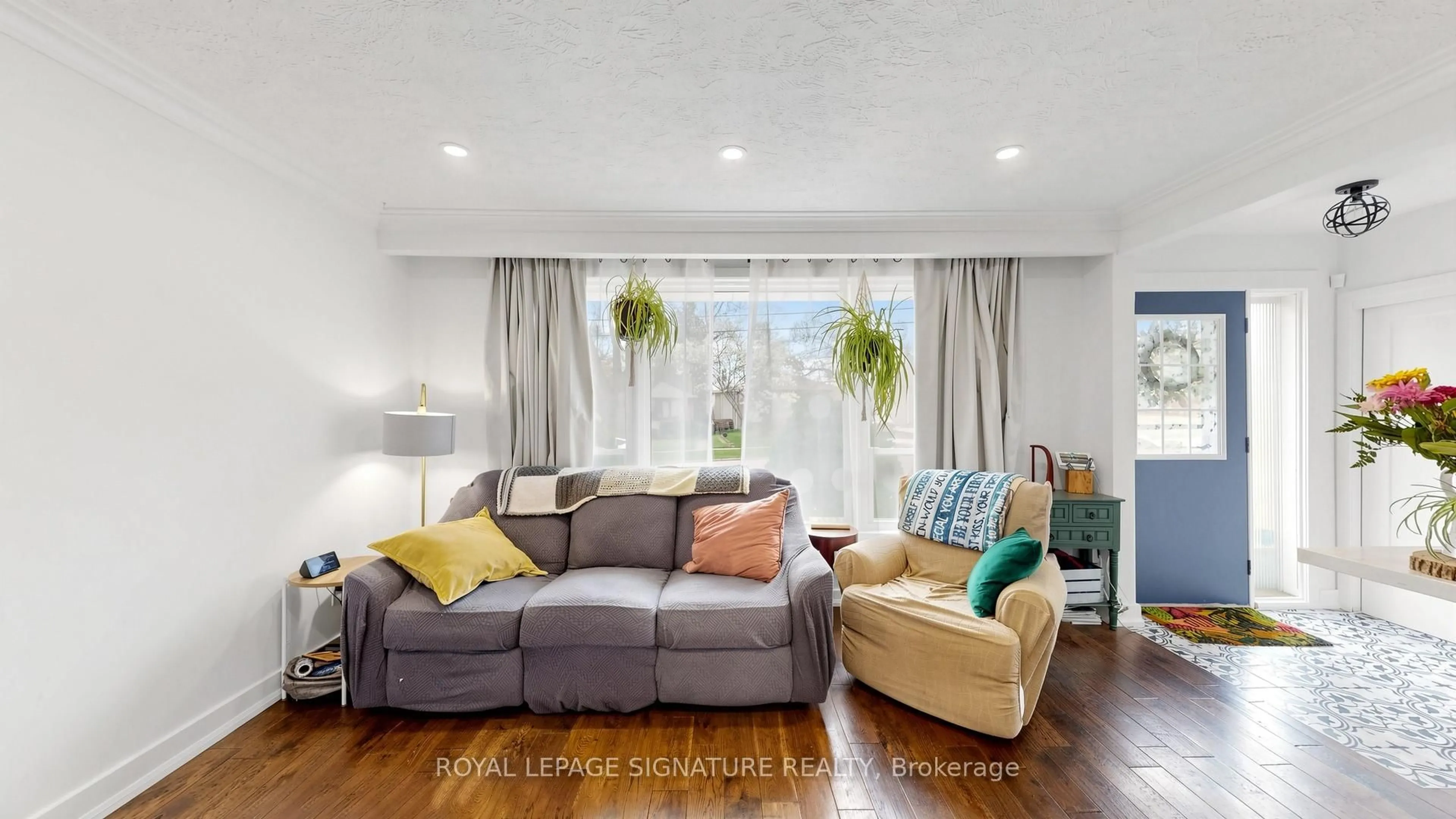 Living room with furniture, unknown for 33 Neapolitan Dr, Toronto Ontario M1P 4B2