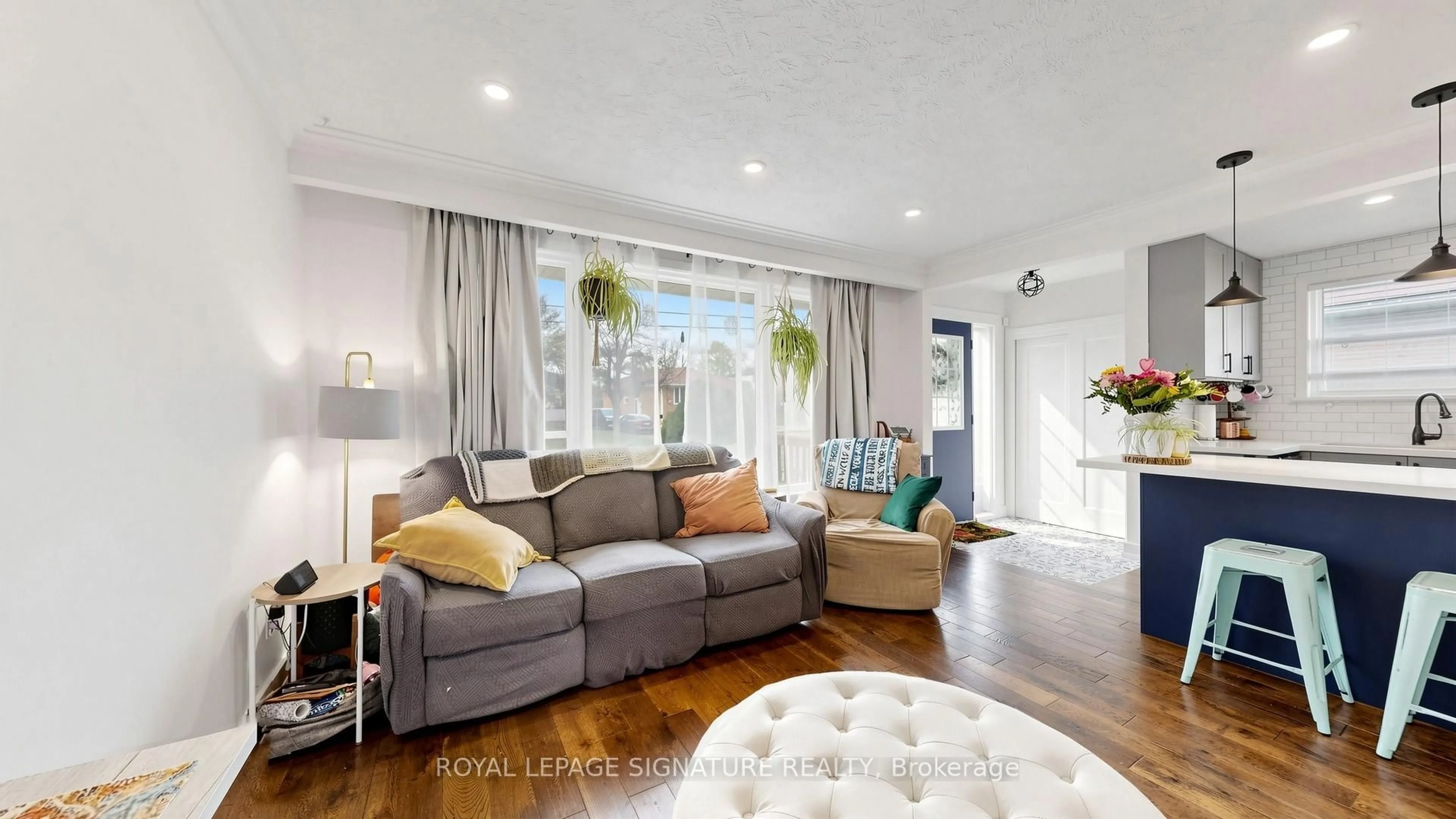 Living room with furniture, wood/laminate floor for 33 Neapolitan Dr, Toronto Ontario M1P 4B2