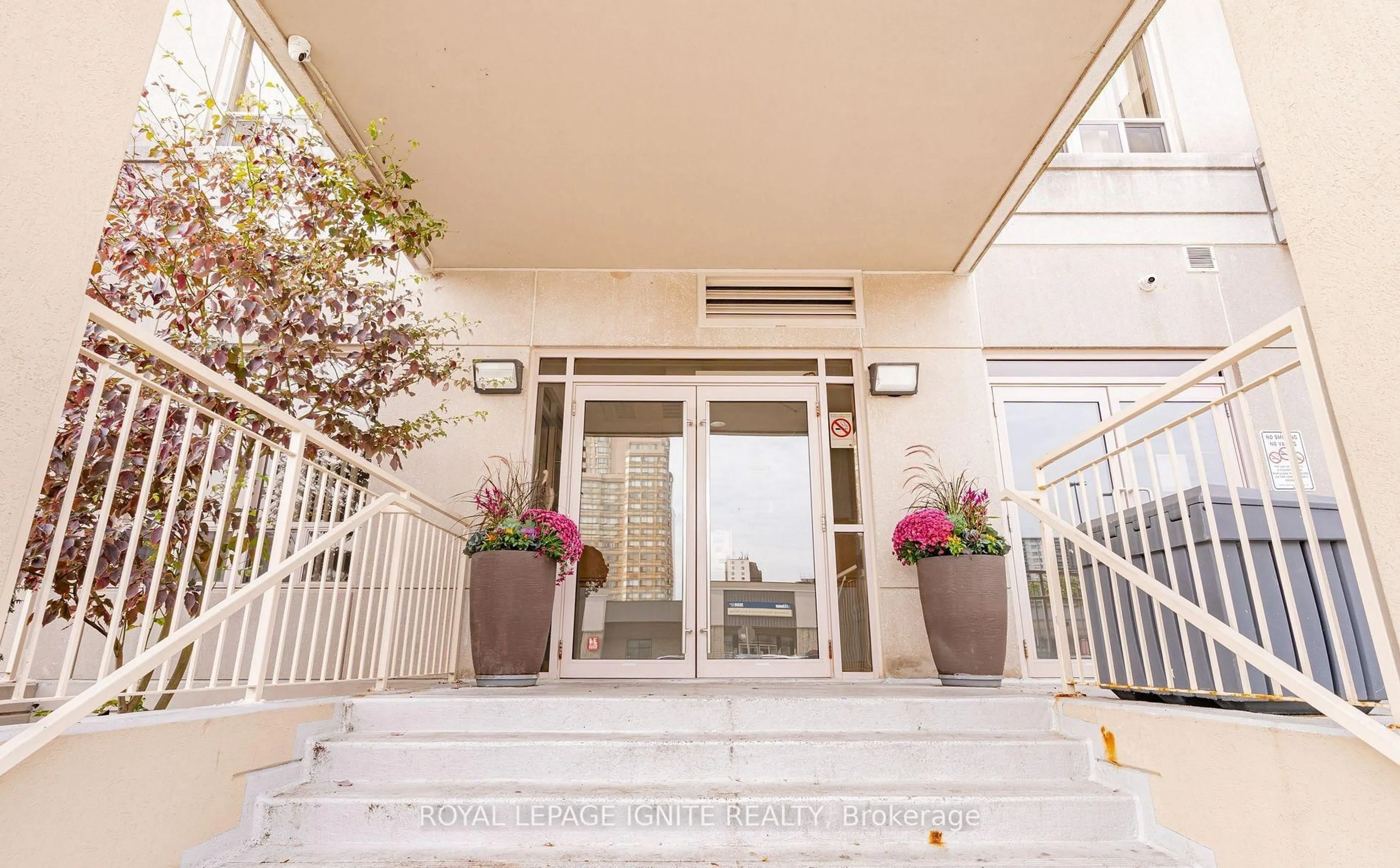 Indoor foyer for 3650 Kingston Rd #203, Toronto Ontario M1M 3X9