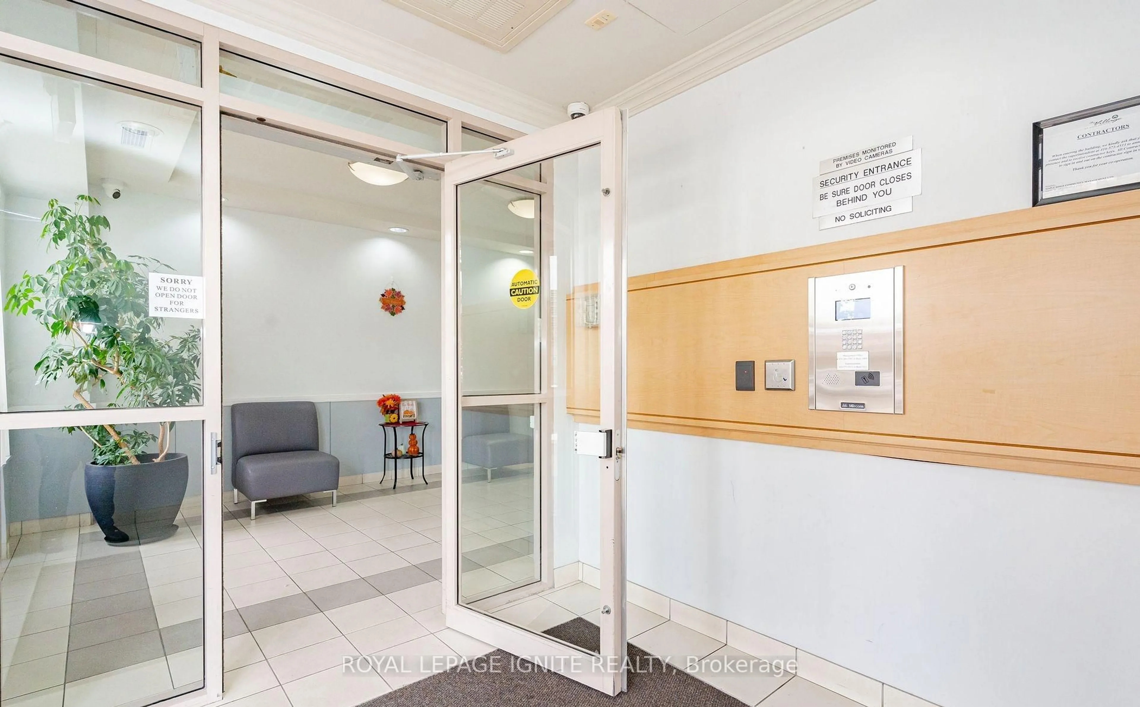 Indoor foyer for 3650 Kingston Rd #203, Toronto Ontario M1M 3X9