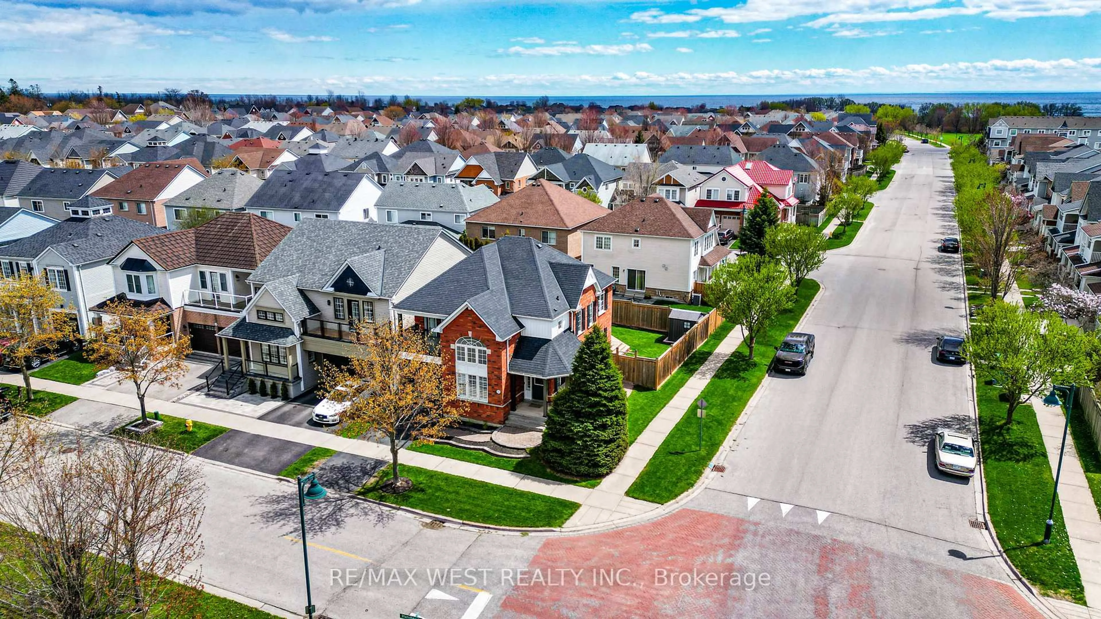 A pic from outside/outdoor area/front of a property/back of a property/a pic from drone, street for 112 Handley Cres, Ajax Ontario L1Z 1L7
