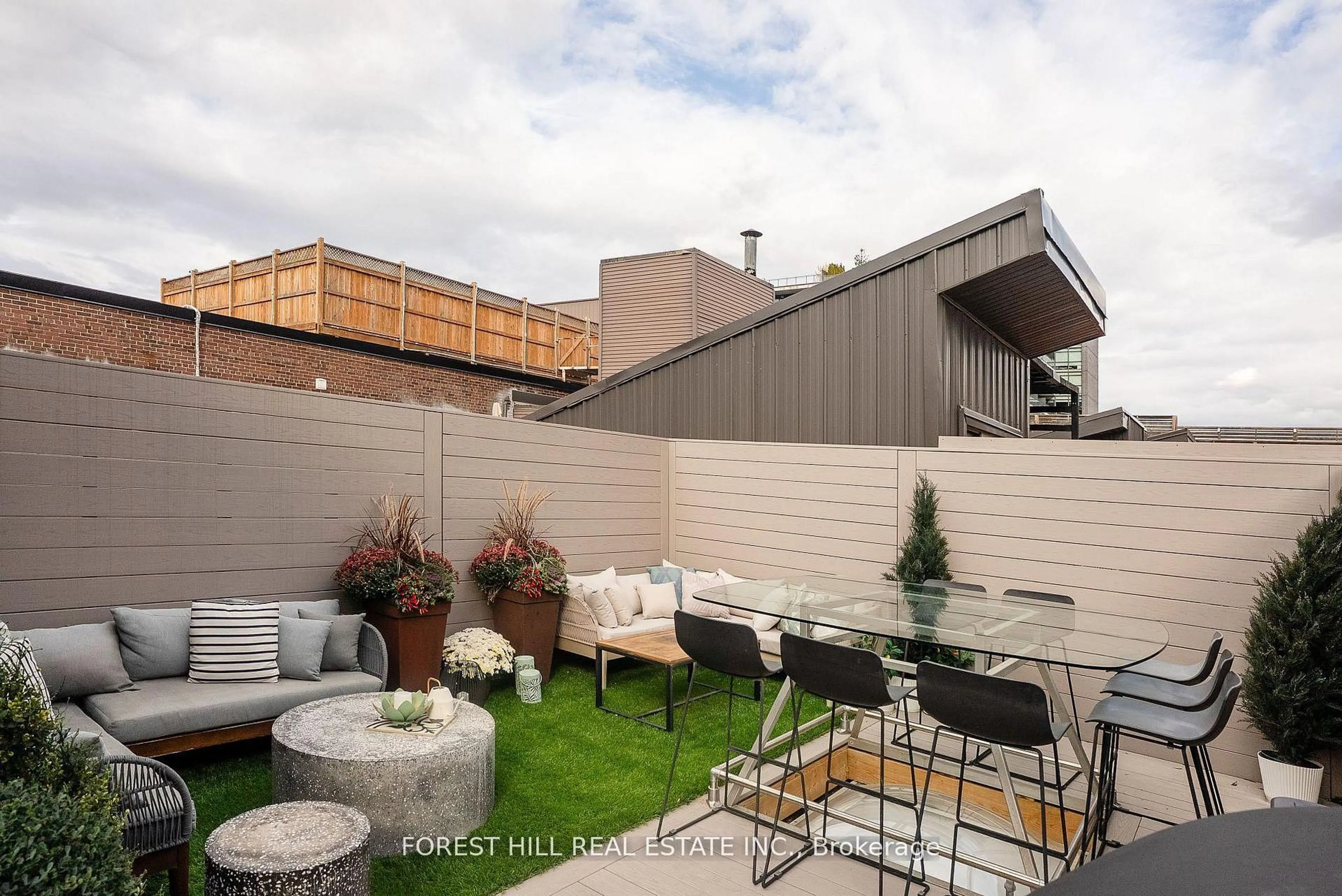 Patio, street for 326 Carlaw Ave #123, Toronto Ontario M4M 3N8
