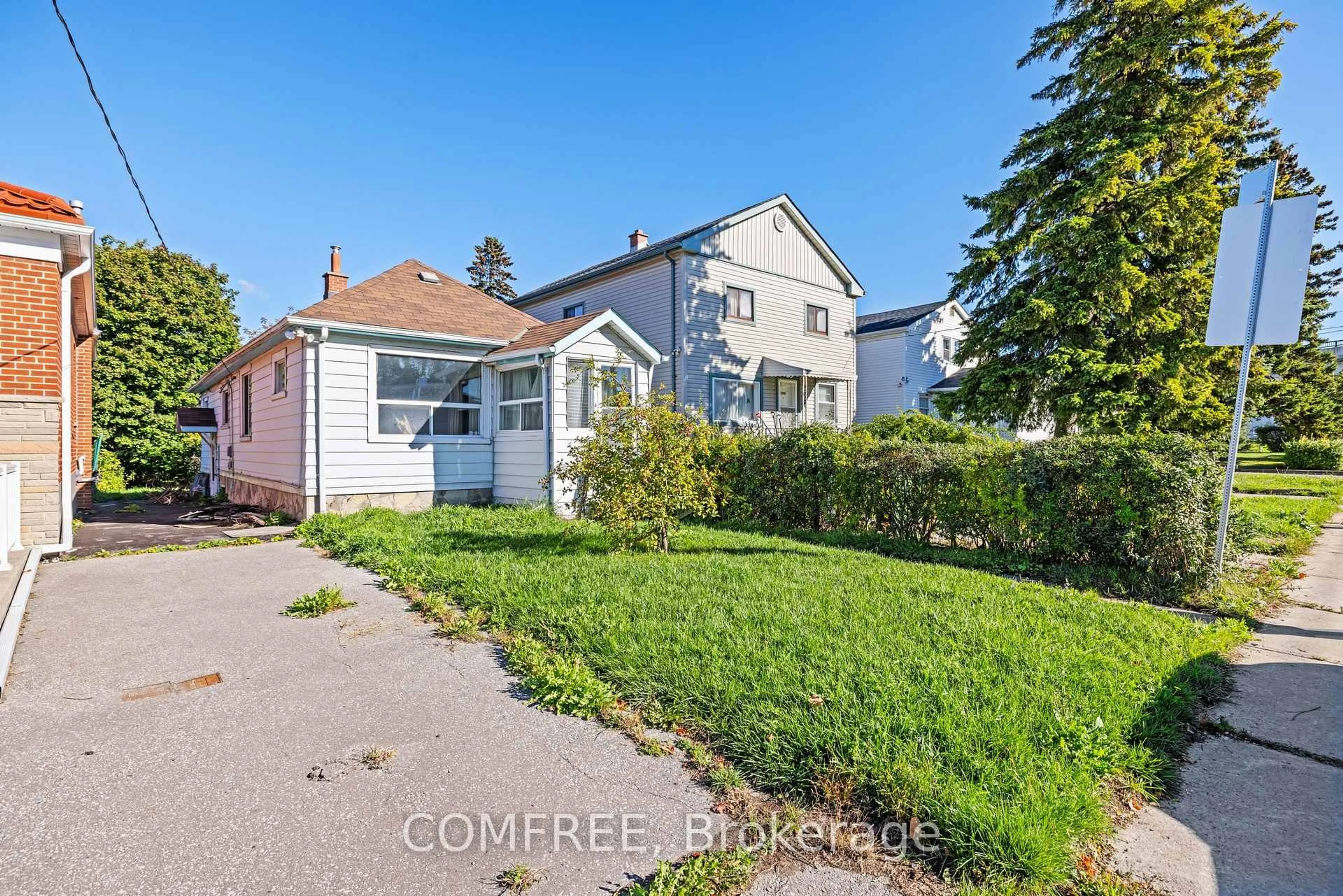 A pic from outside/outdoor area/front of a property/back of a property/a pic from drone, street for 18 Glasgow Ave, Toronto Ontario M1K 1C1