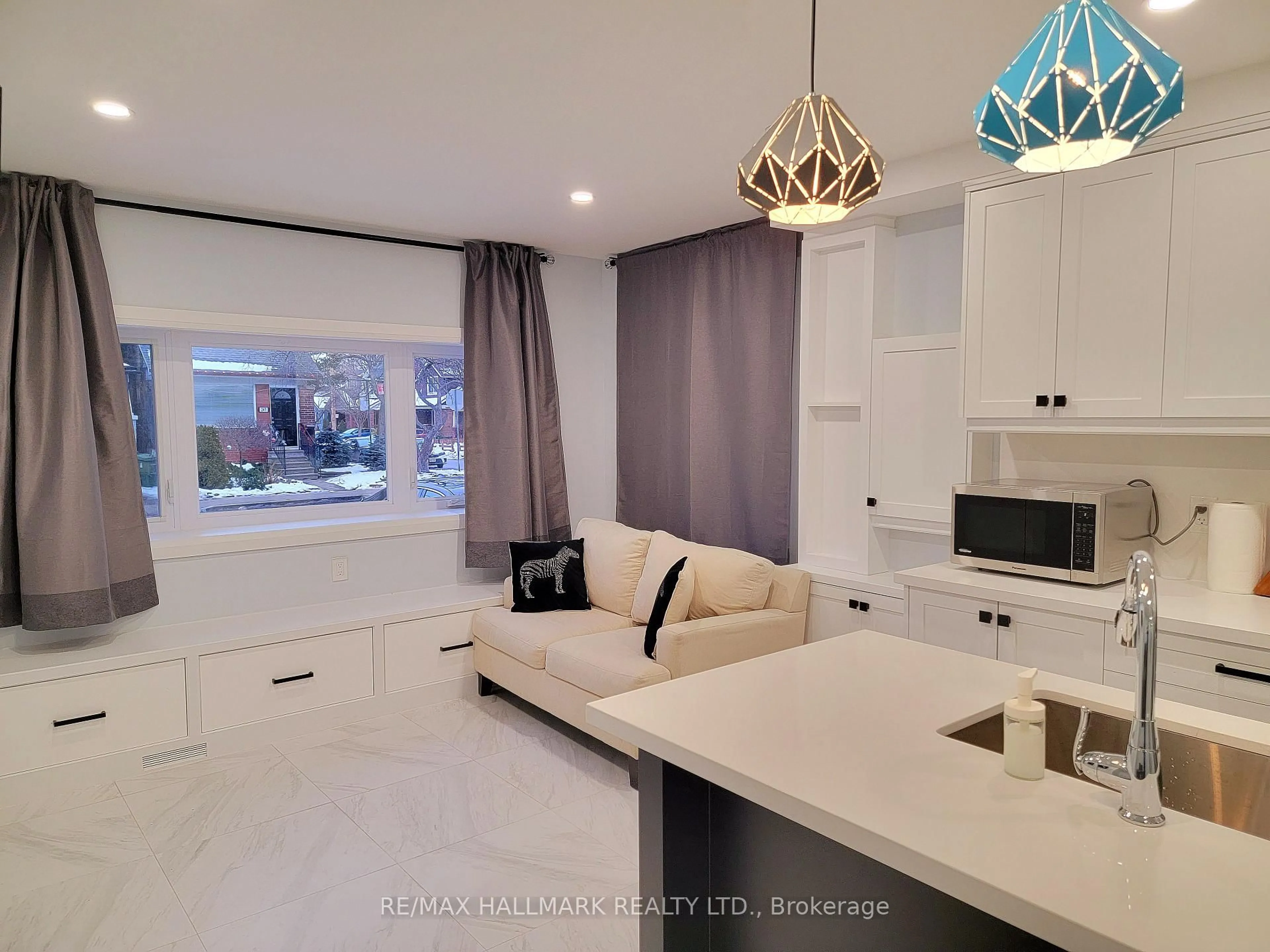 Living room with furniture, unknown for 434 Victoria Park Ave, Toronto Ontario M4E 3T2
