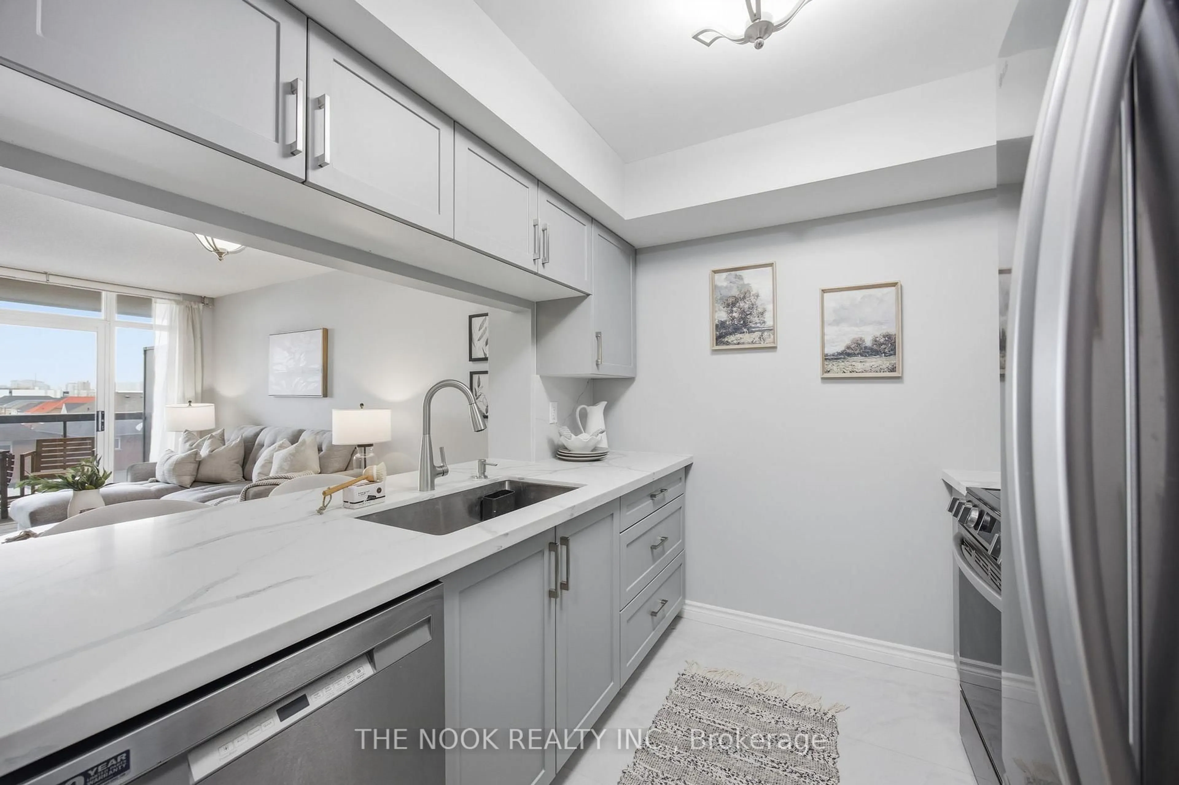 Standard kitchen, ceramic/tile floor for 18 Mondeo Dr #332, Toronto Ontario M1P 5C8