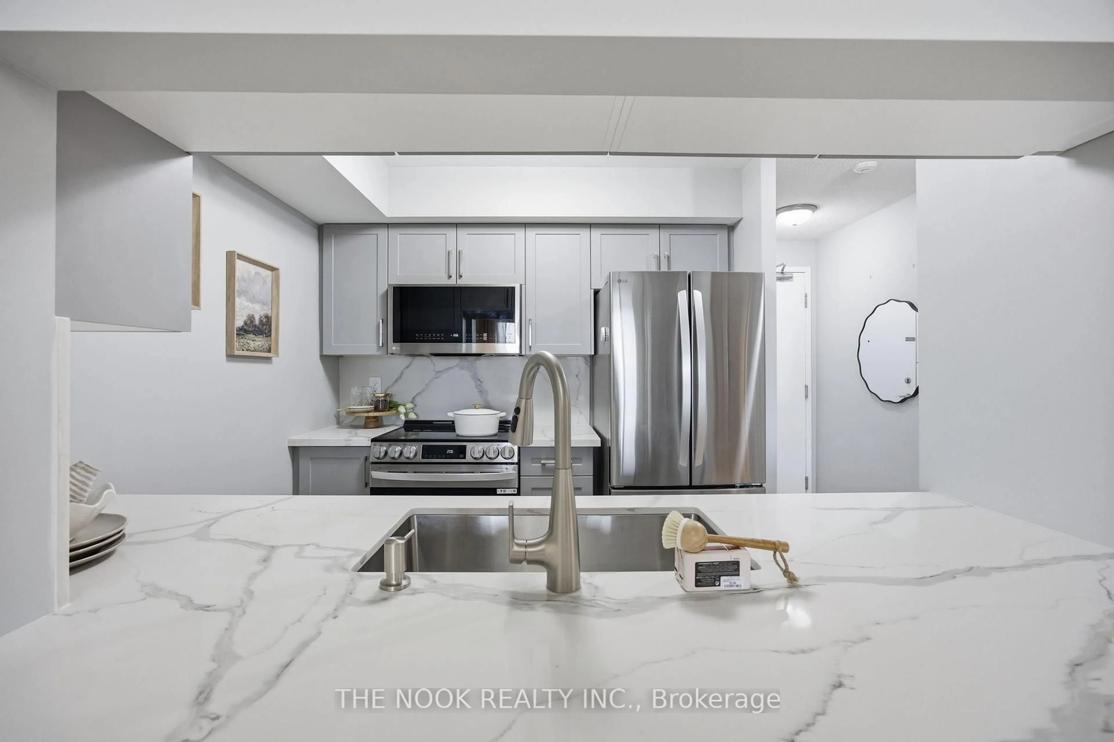 Open concept kitchen, ceramic/tile floor for 18 Mondeo Dr #332, Toronto Ontario M1P 5C8