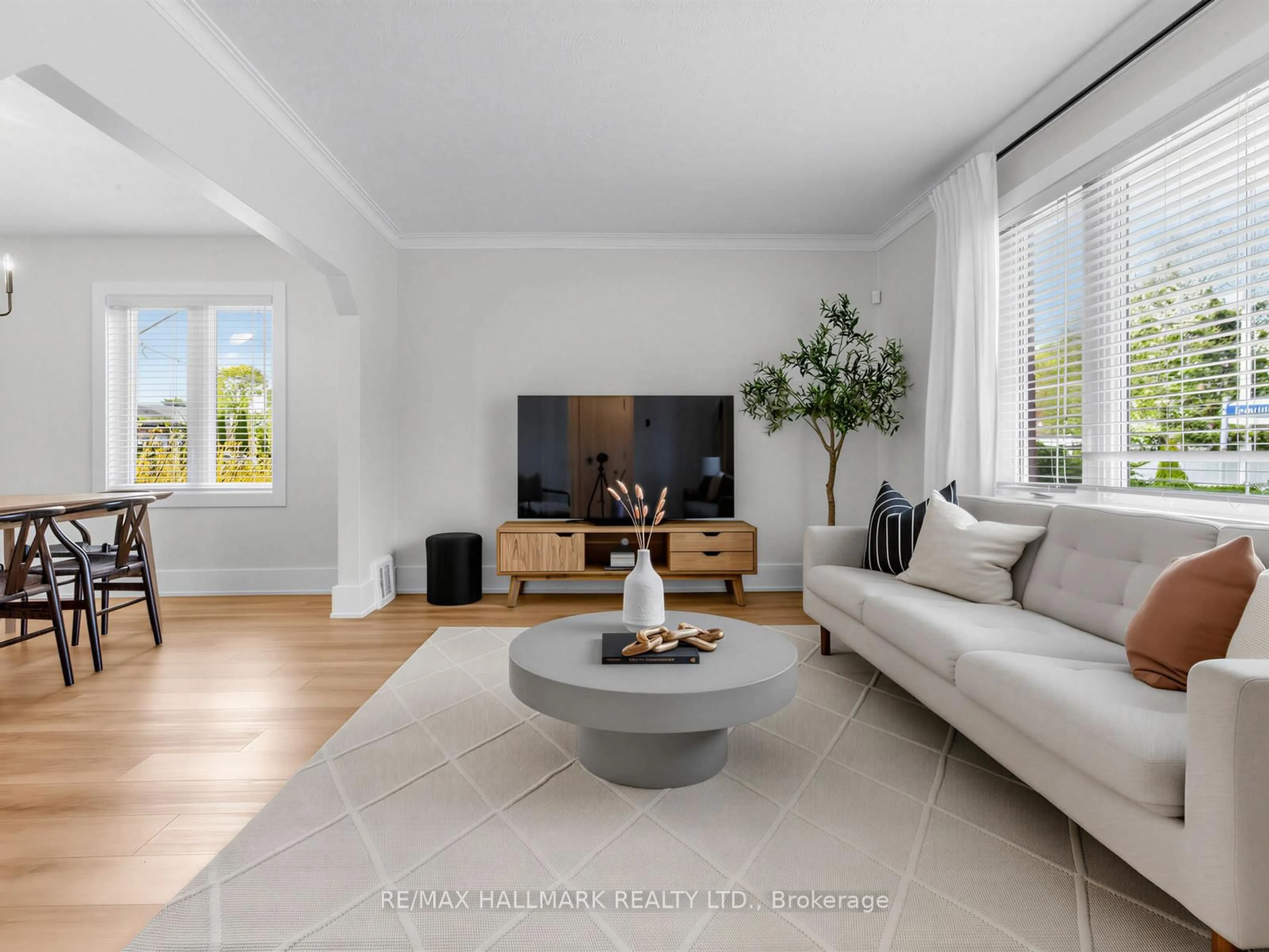 Living room with furniture, unknown for 1 Ferncliff Crt, Toronto Ontario M4B 2M3