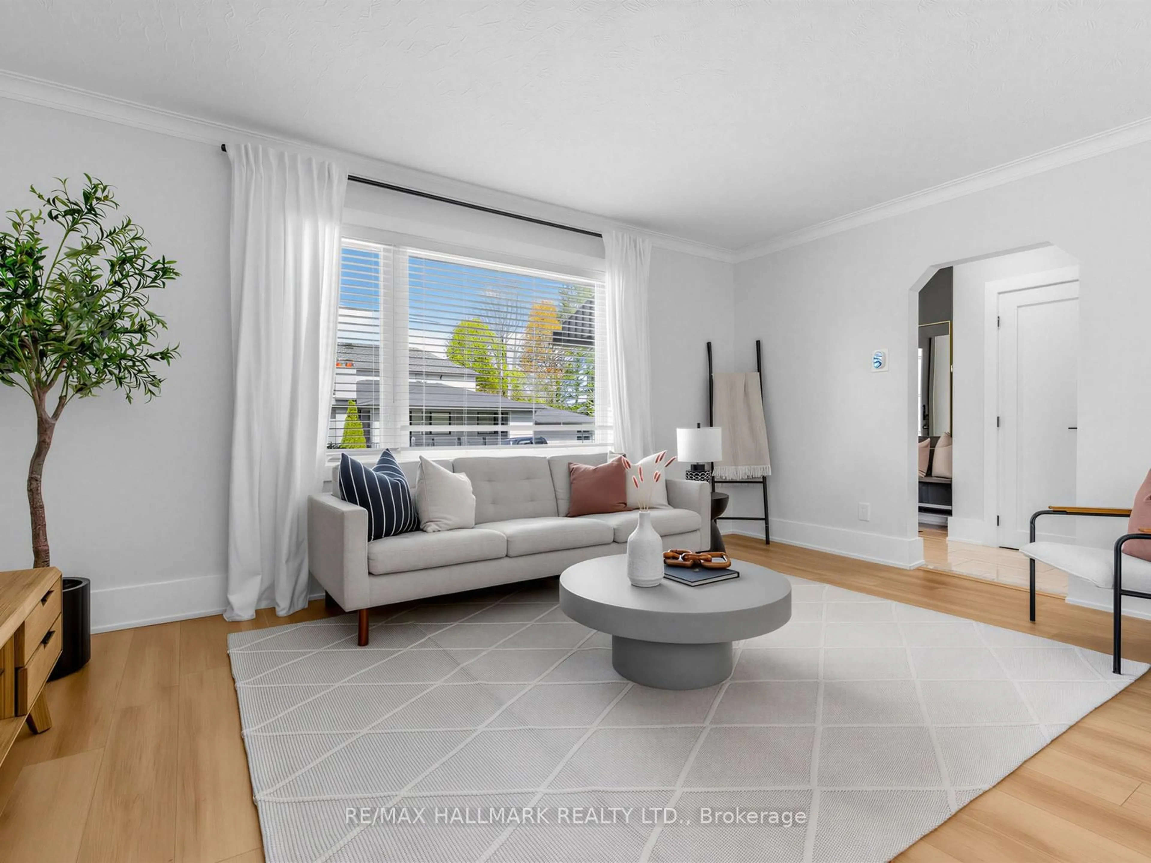 Living room with furniture, unknown for 1 Ferncliff Crt, Toronto Ontario M4B 2M3
