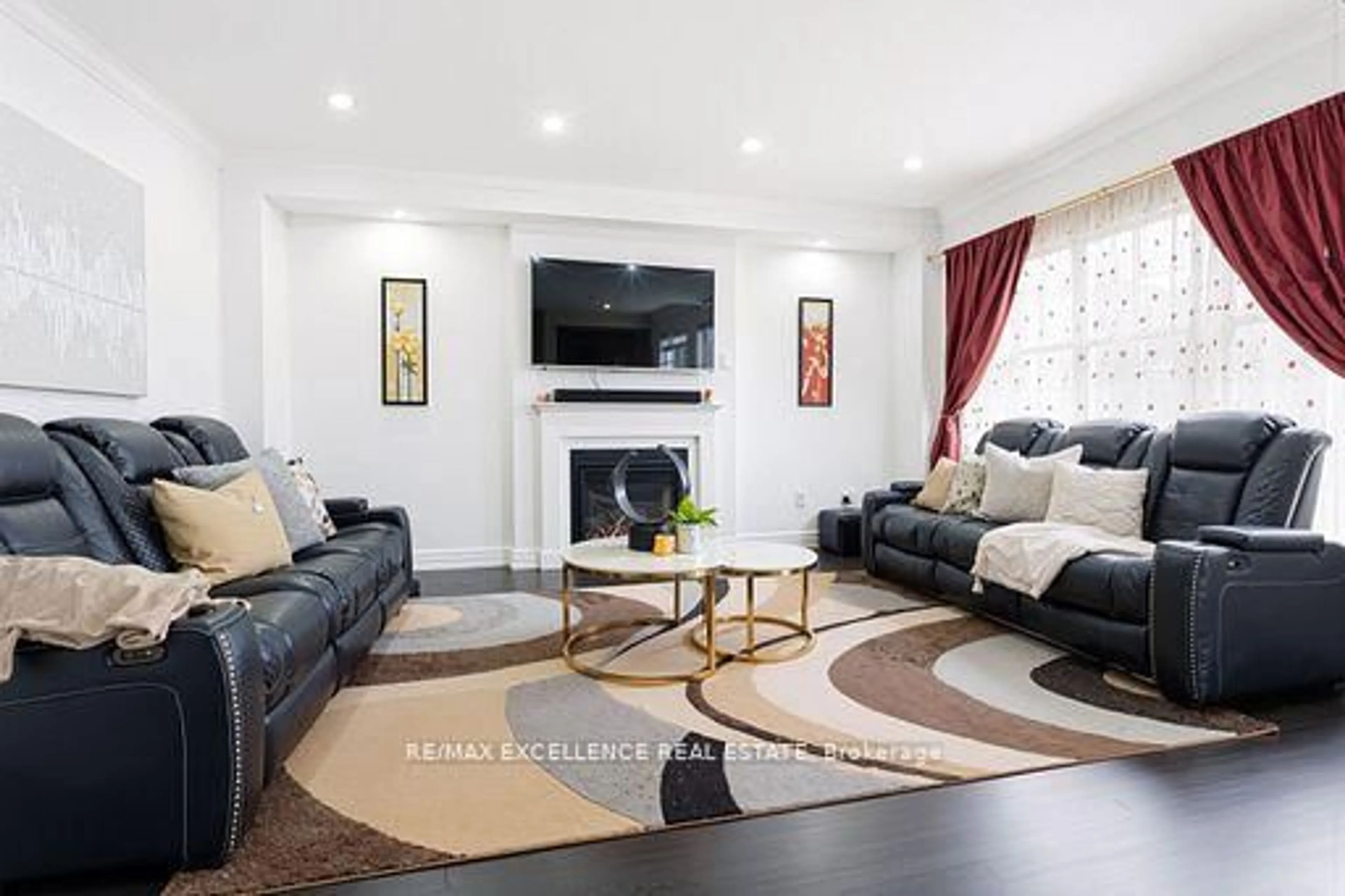 Living room with furniture, unknown for 10 Pennine Dr, Whitby Ontario L1P 0C3