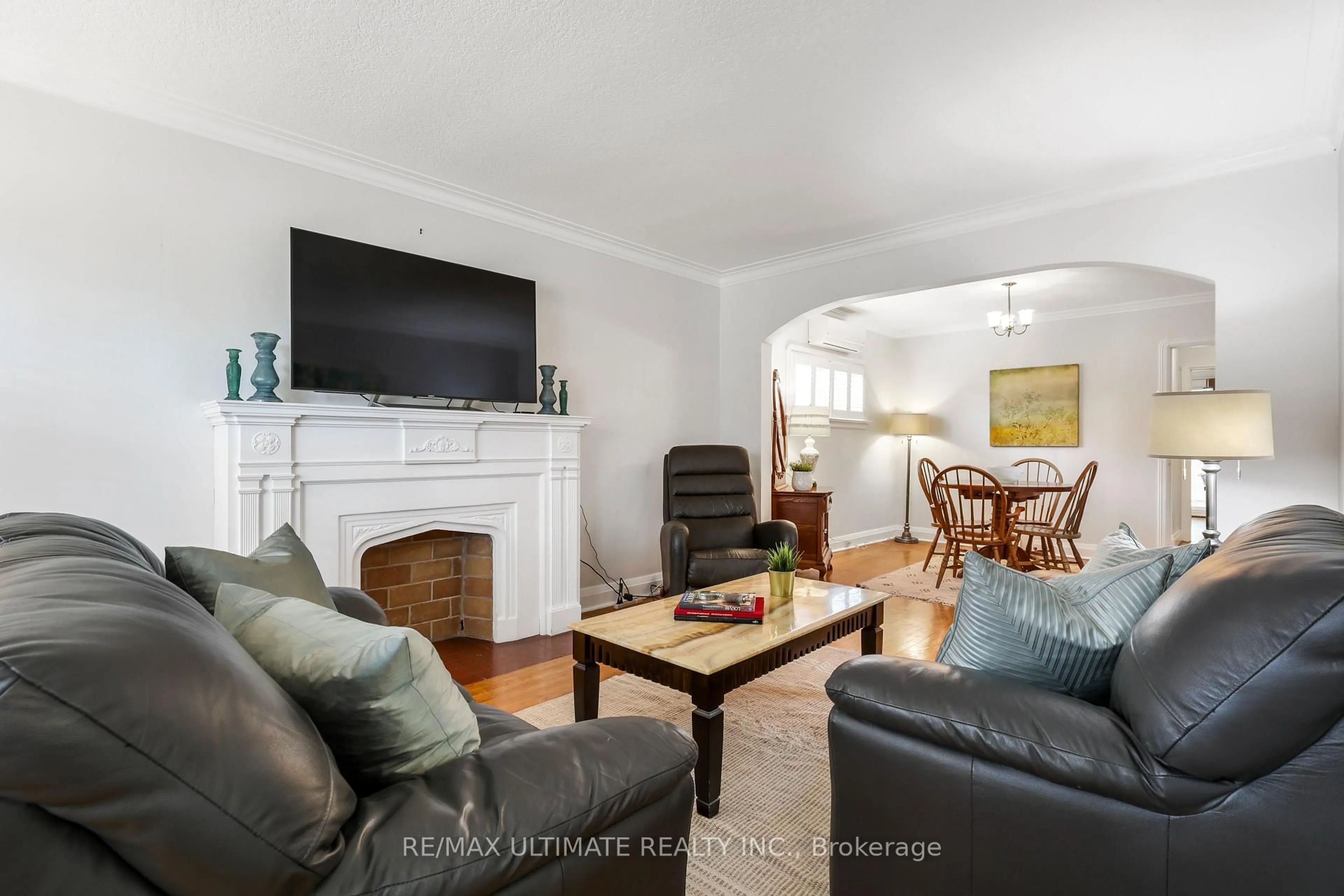 Living room with furniture, unknown for 220 Parkview Hill Cres, Toronto Ontario M4B 1R8