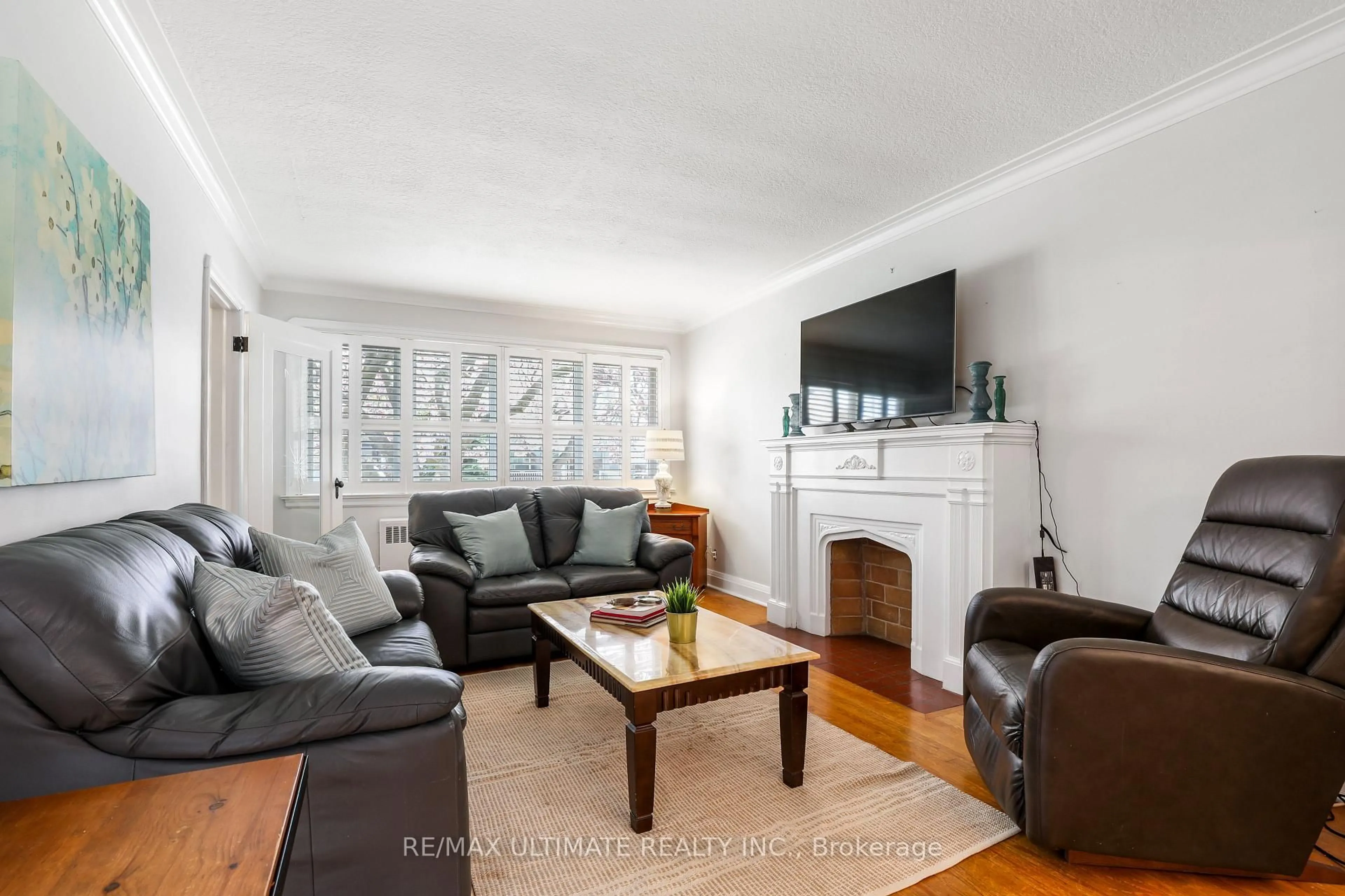 Living room with furniture, wood/laminate floor for 220 Parkview Hill Cres, Toronto Ontario M4B 1R8