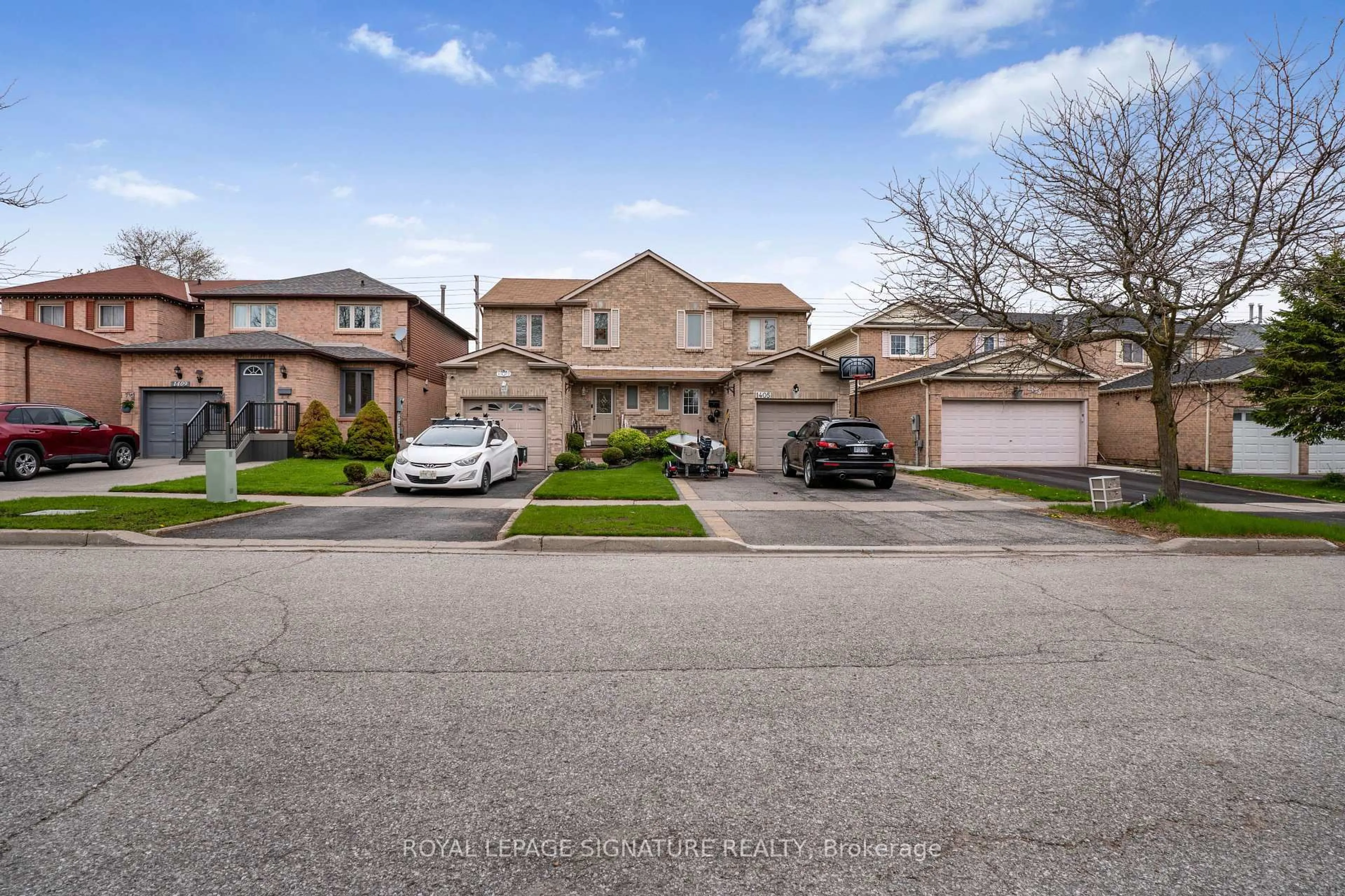 A pic from outside/outdoor area/front of a property/back of a property/a pic from drone, street for 1405 Anton Sq, Pickering Ontario L1V 5T5