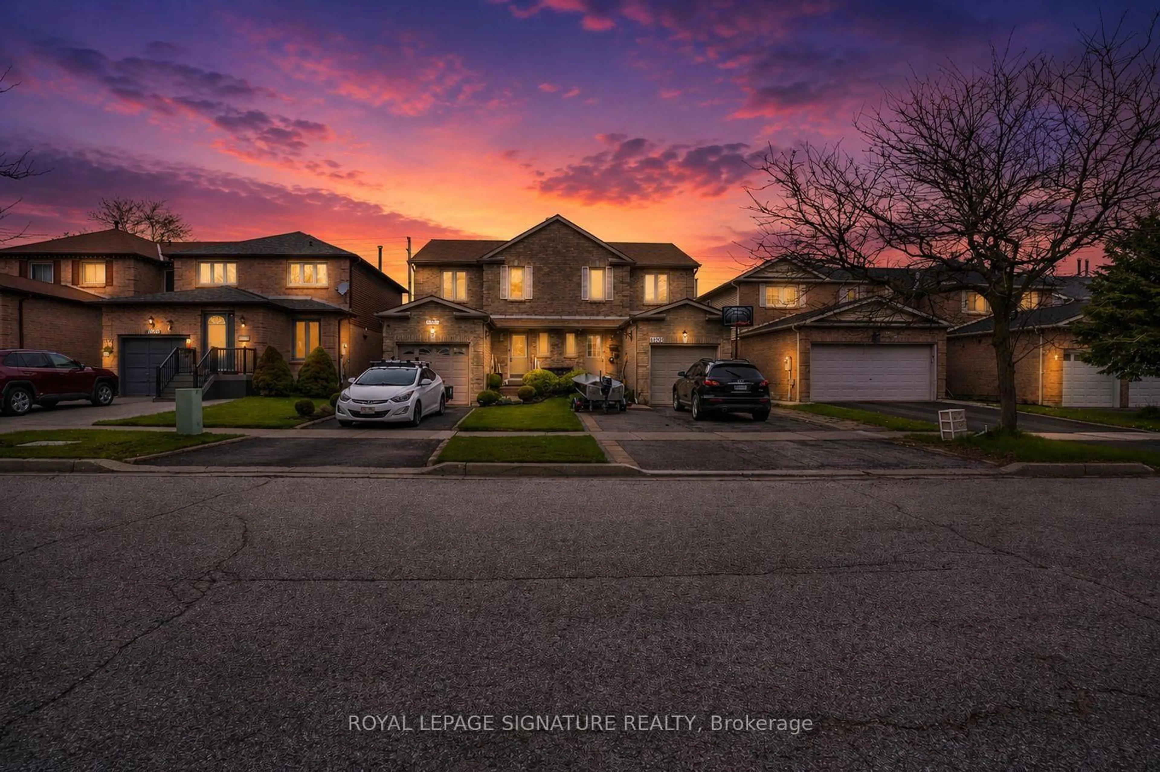 A pic from outside/outdoor area/front of a property/back of a property/a pic from drone, street for 1405 Anton Sq, Pickering Ontario L1V 5T5